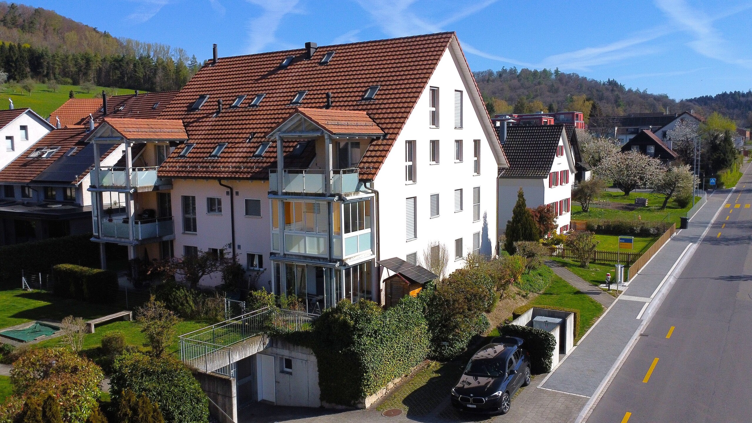 Wohnhaus mit Satteldach und Balkonen