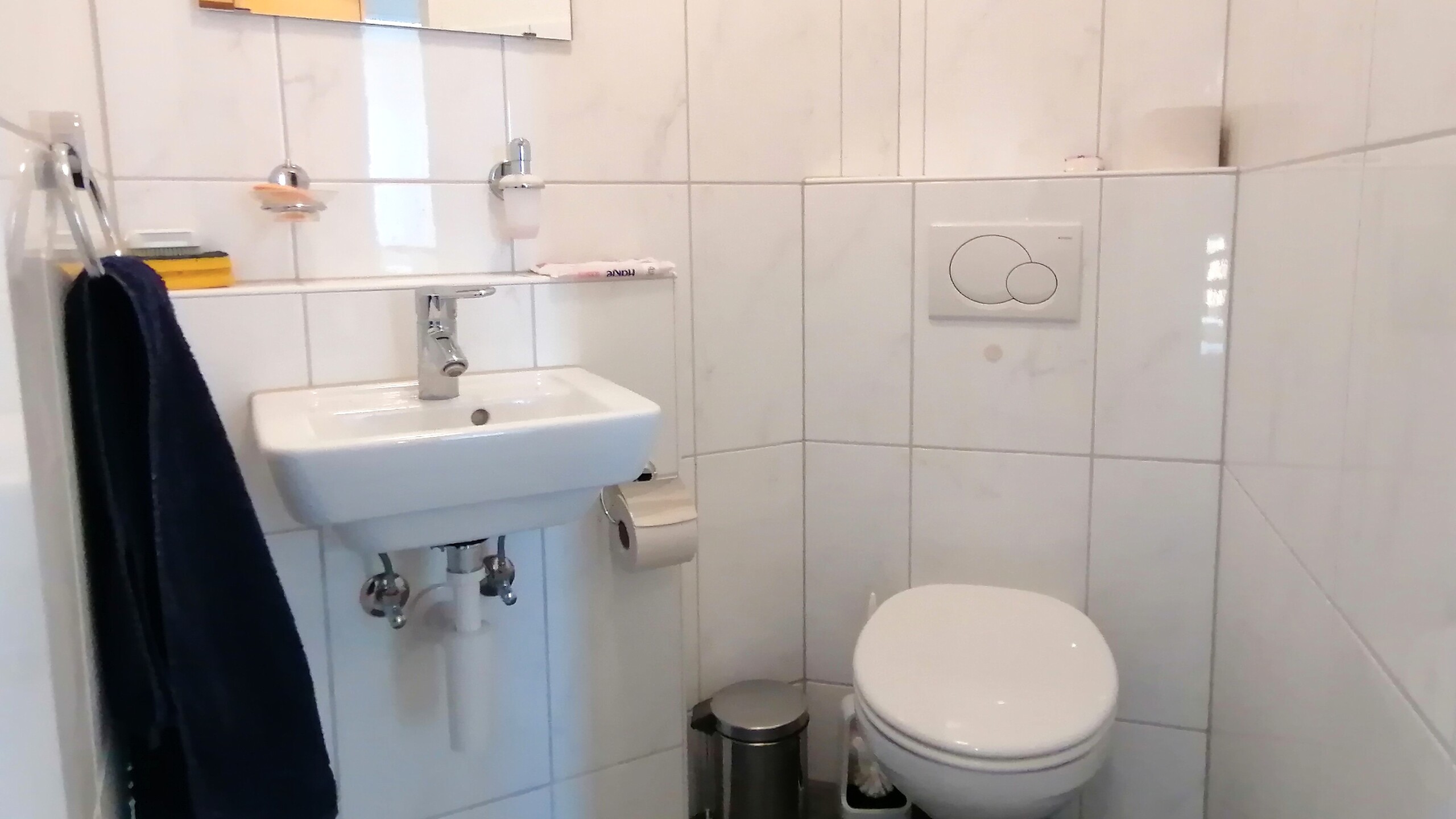 Kleines, modernes Badezimmer mit WC und Waschbecken