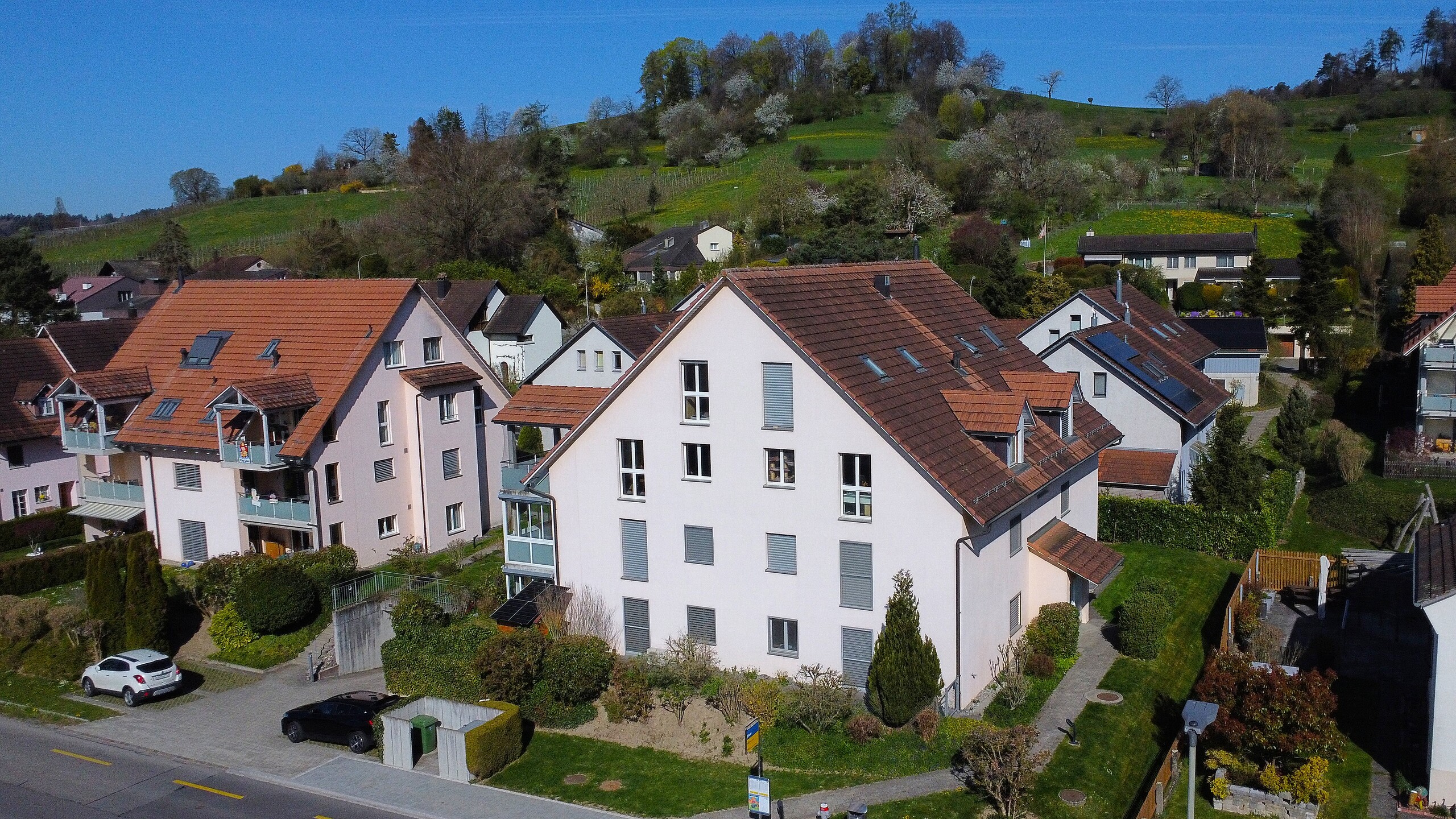 Wohnhäuser in Hanglage mit roten Ziegeldächern