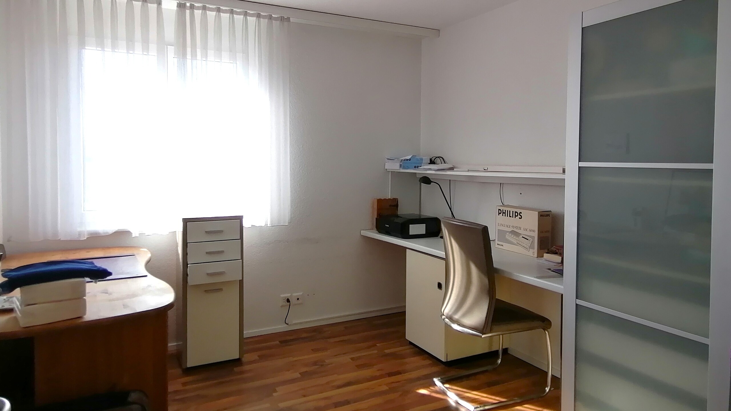 Arbeitszimmer mit Fenster und Schiebetür