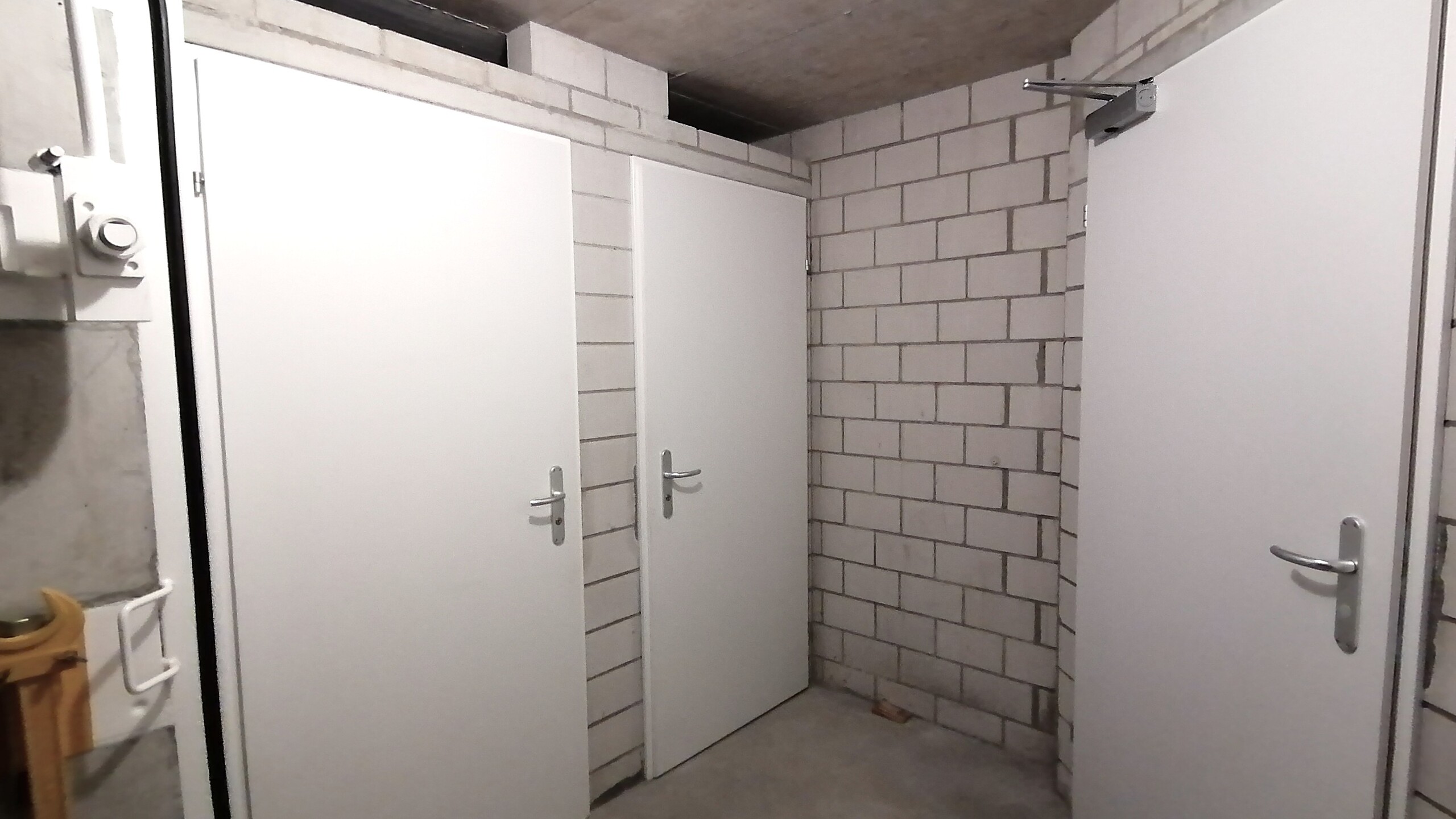Mehrere Türen in einem rohen Nebenraum