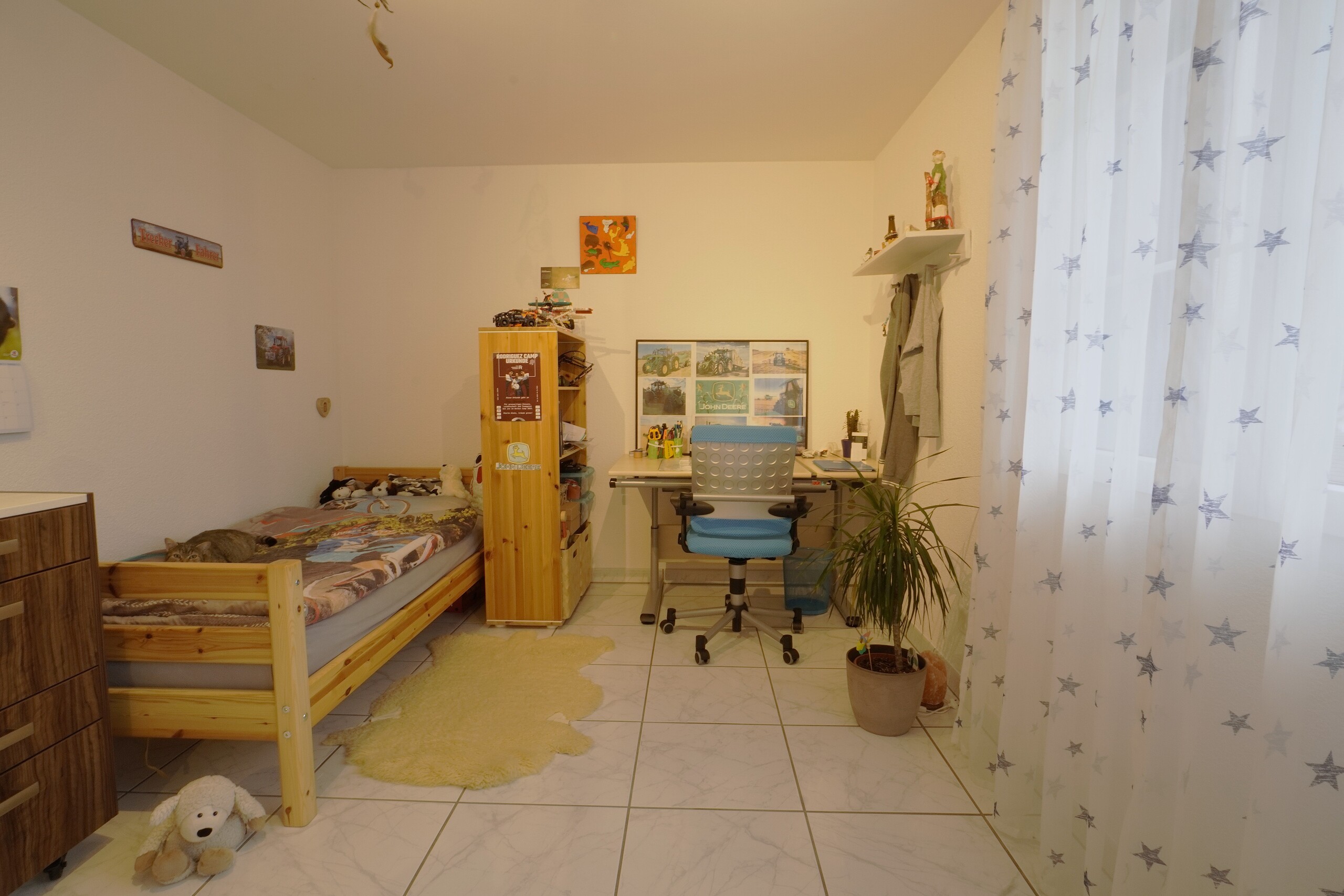 Kinderzimmer mit Bett und Schreibtisch