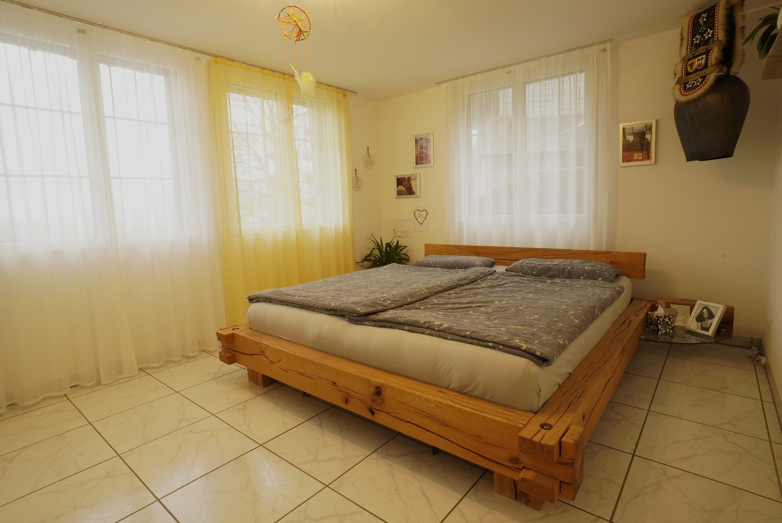 Helles Schlafzimmer mit Holzbett