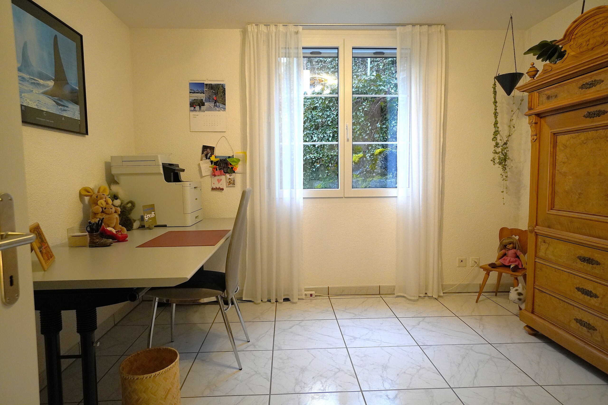 Arbeitszimmer mit Fenster und Schreibtisch