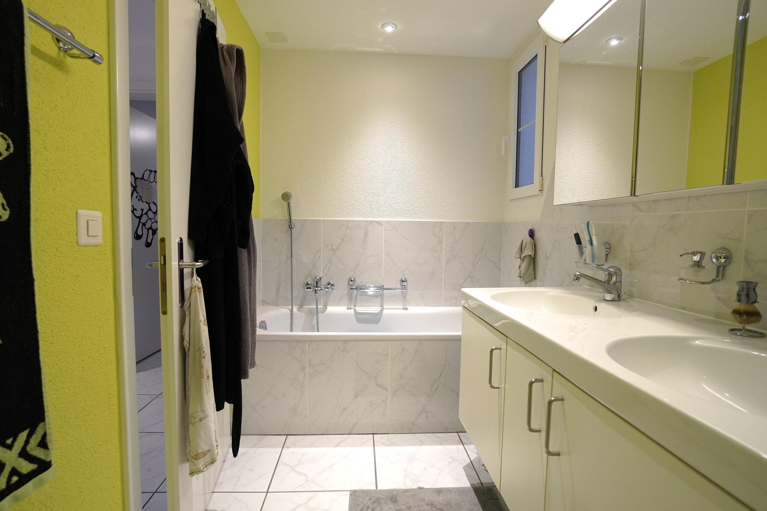 Modernes Badezimmer mit Badewanne und Doppelwaschtisch