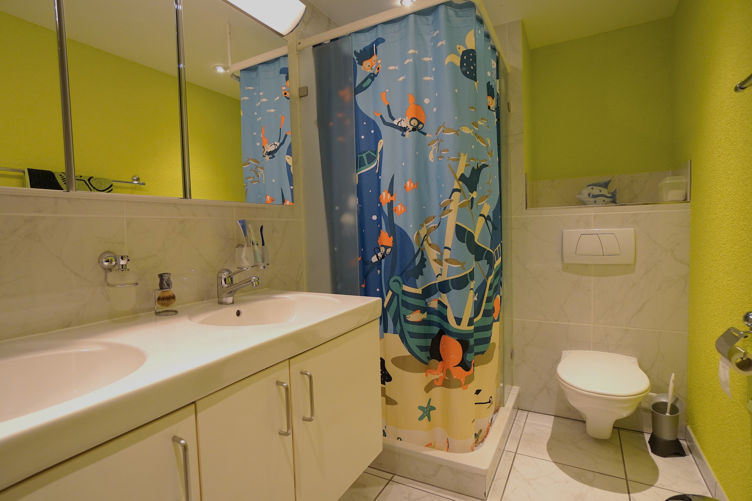 Modernes Badezimmer mit Duschbereich und Doppelwaschbecken