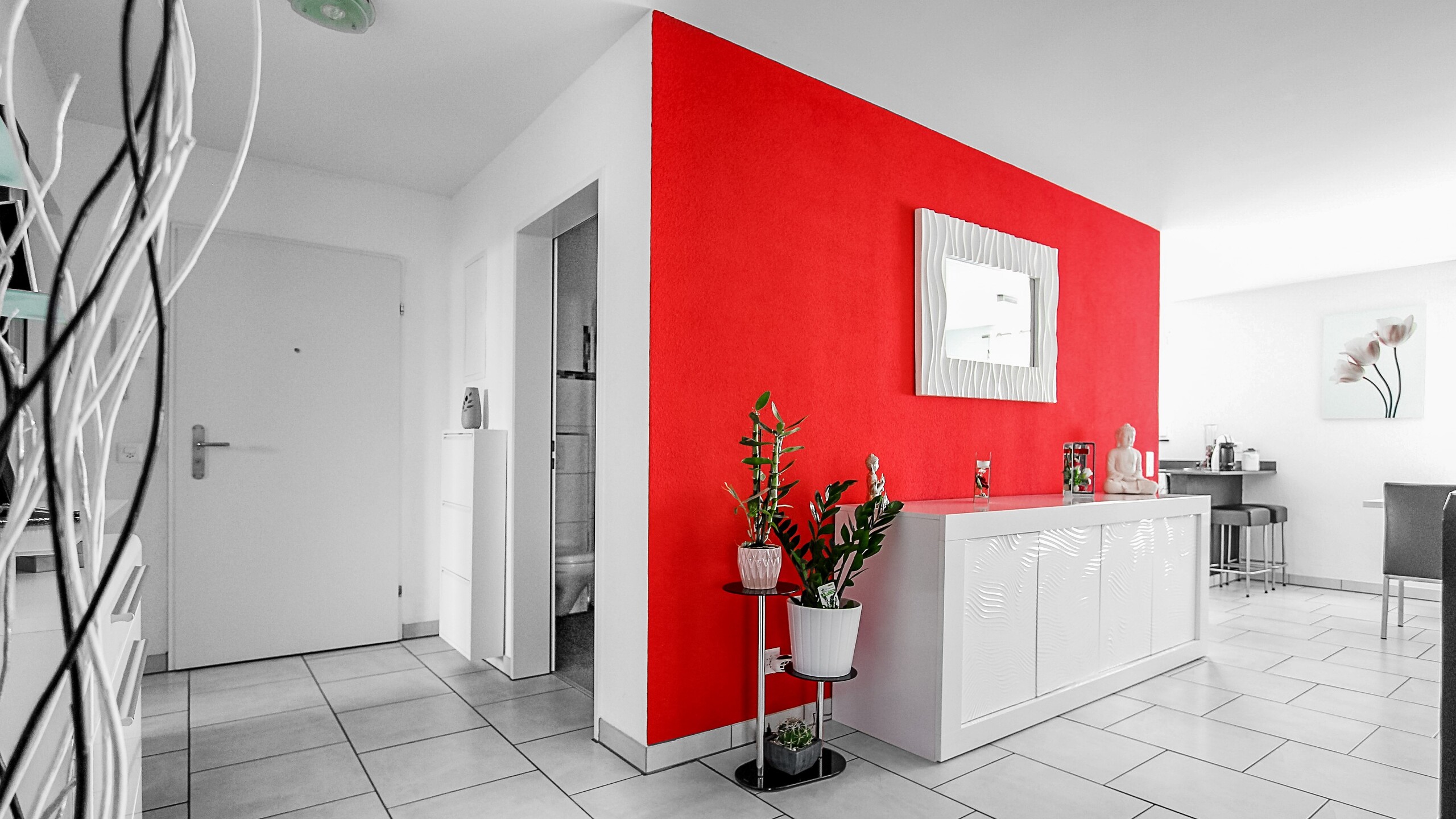 Heller moderner Eingangsbereich mit roter Akzentwand