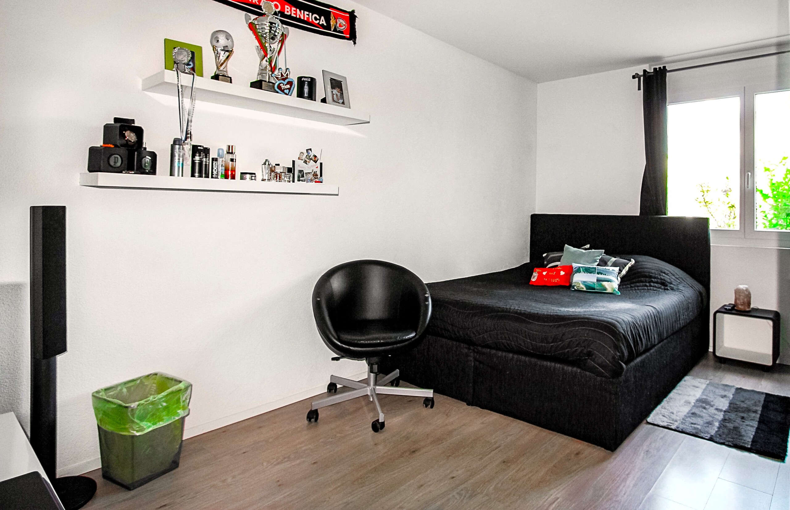 Modernes Schlafzimmer mit dunklem Bett