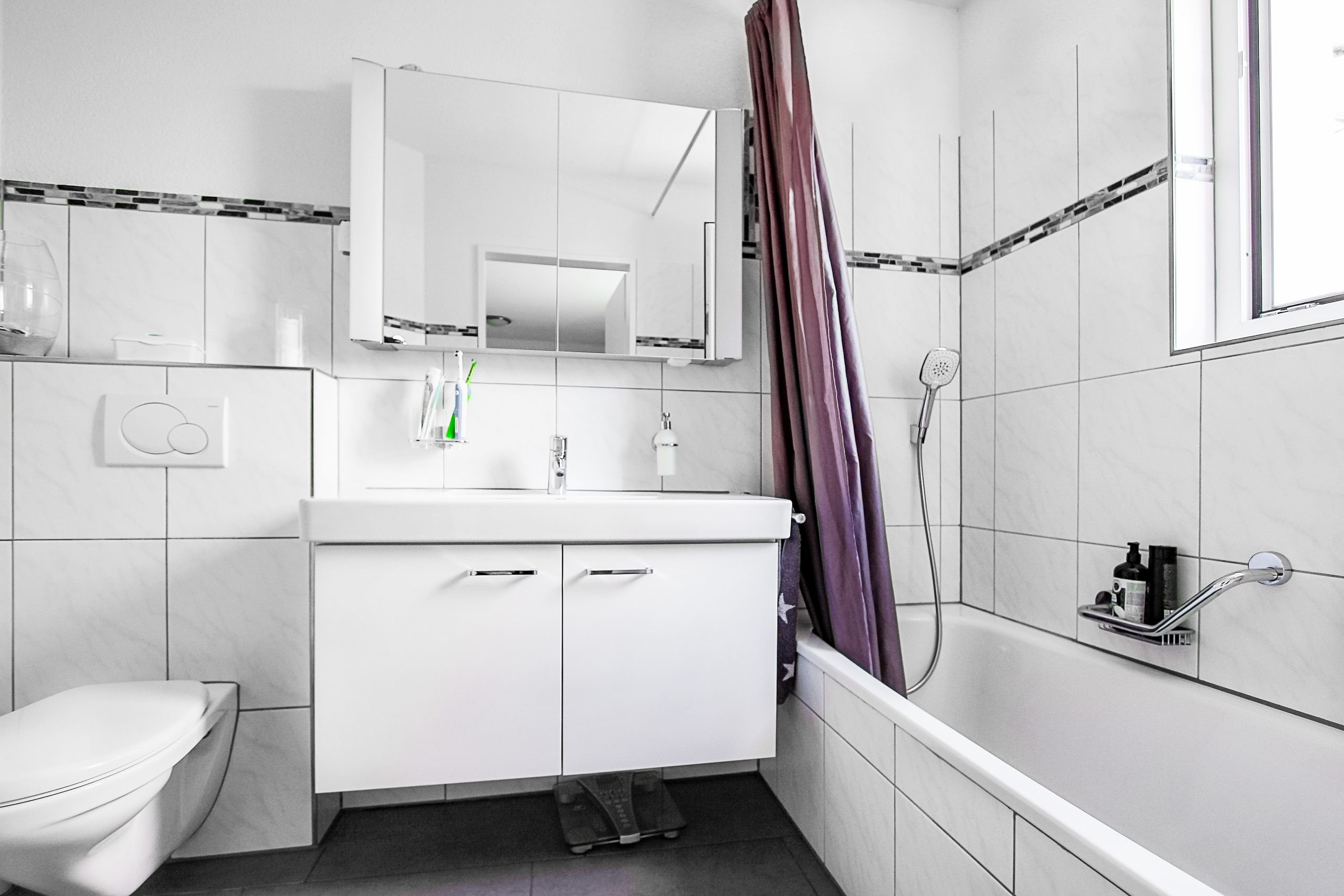 Modernes Badezimmer mit Badewanne und Waschtisch