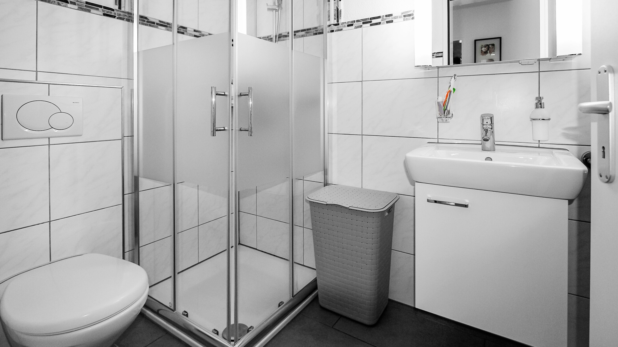 Modernes Badezimmer mit Dusche, WC und Waschtisch