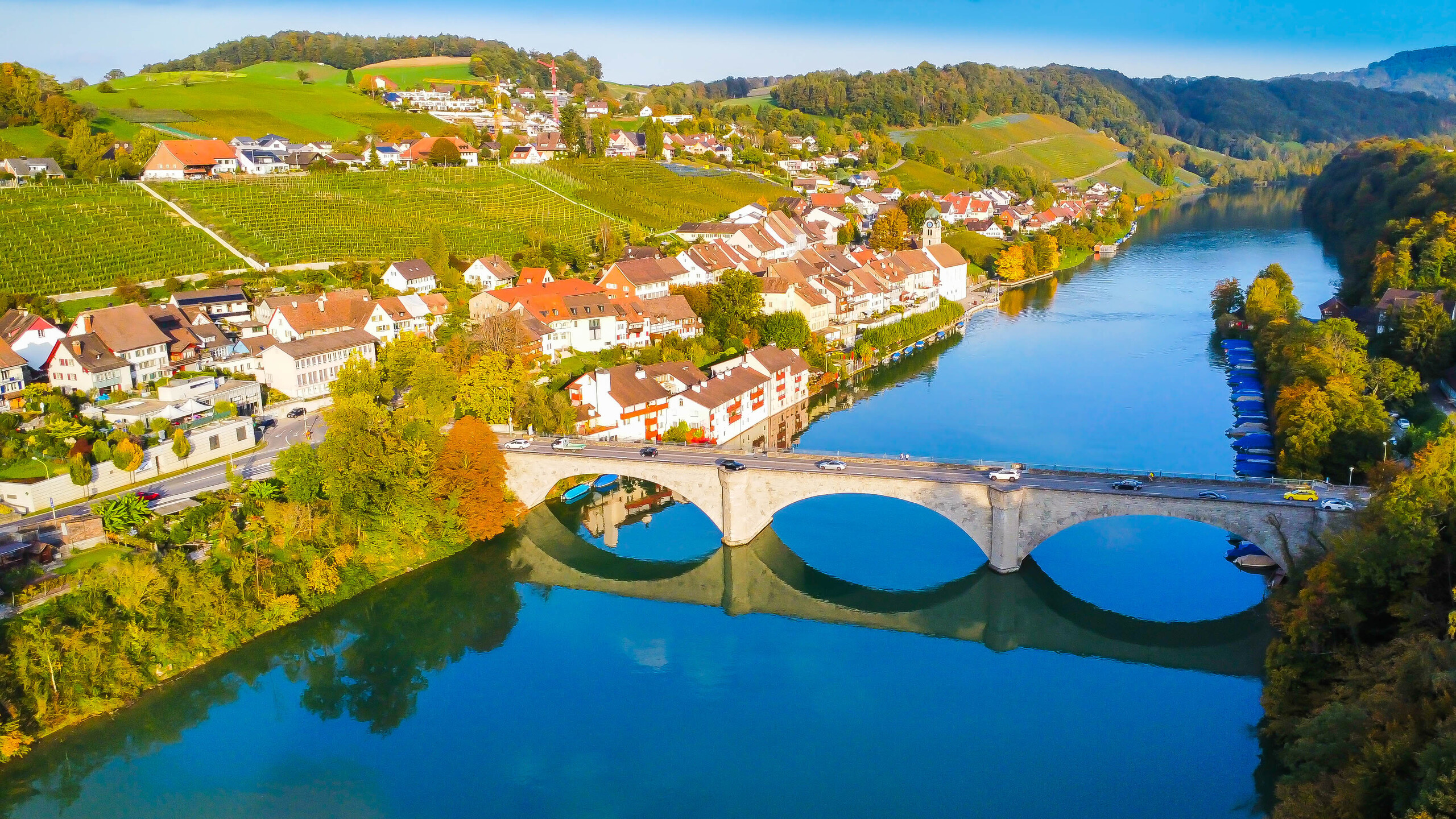 Flussbrücke über Weinort im Tal