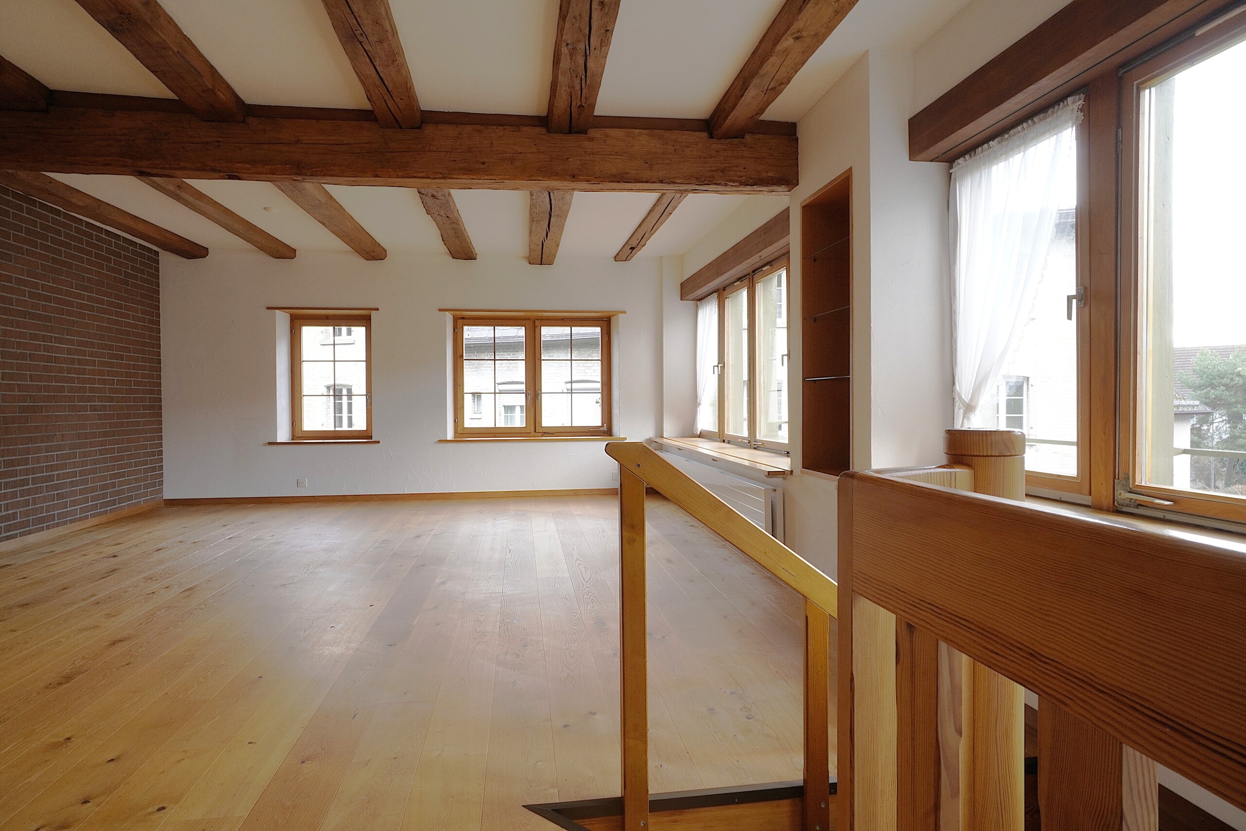 Heller Dachgeschossraum mit Holzbalken