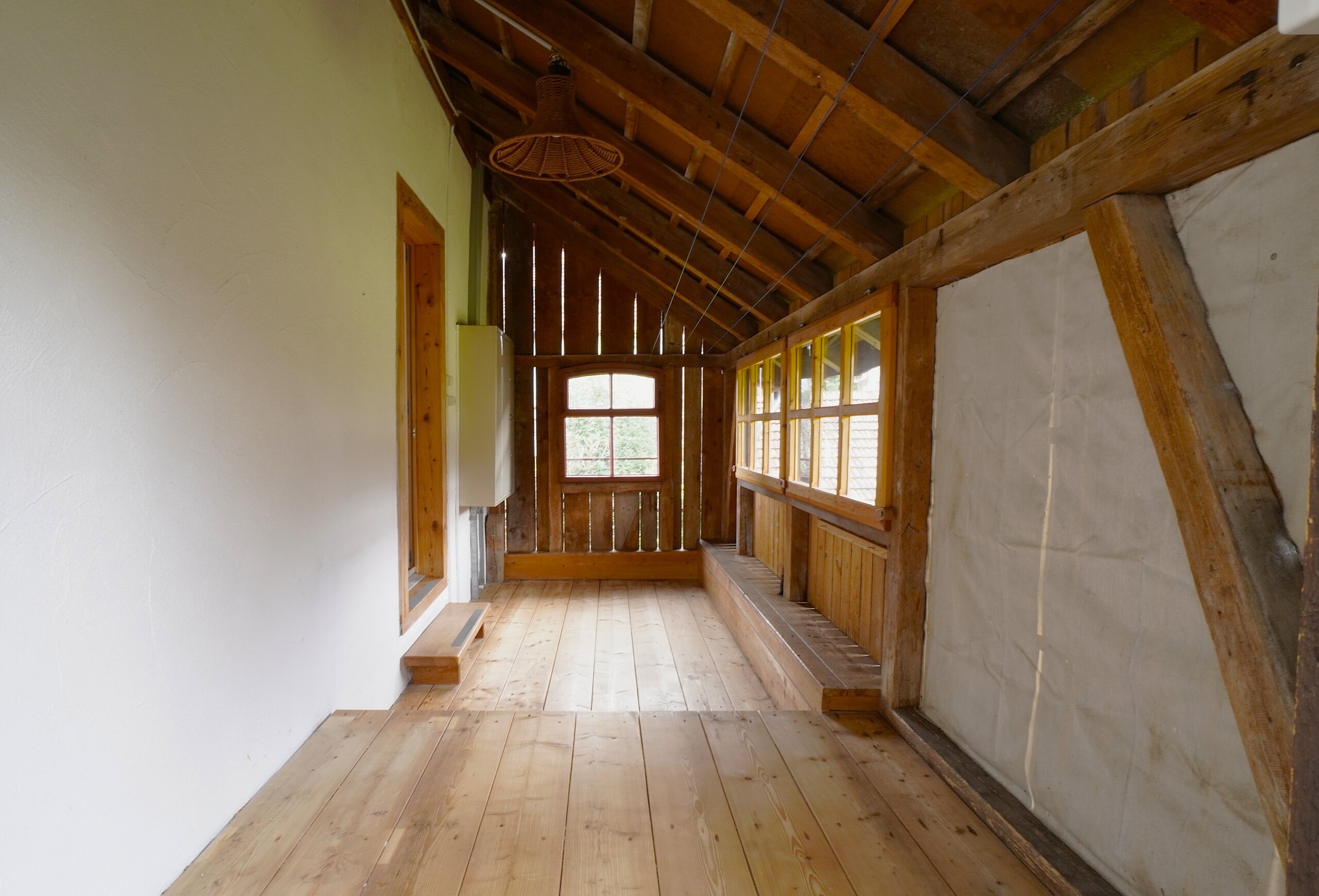 Rustikaler Dachboden- oder Galerieraum mit Holzstruktur