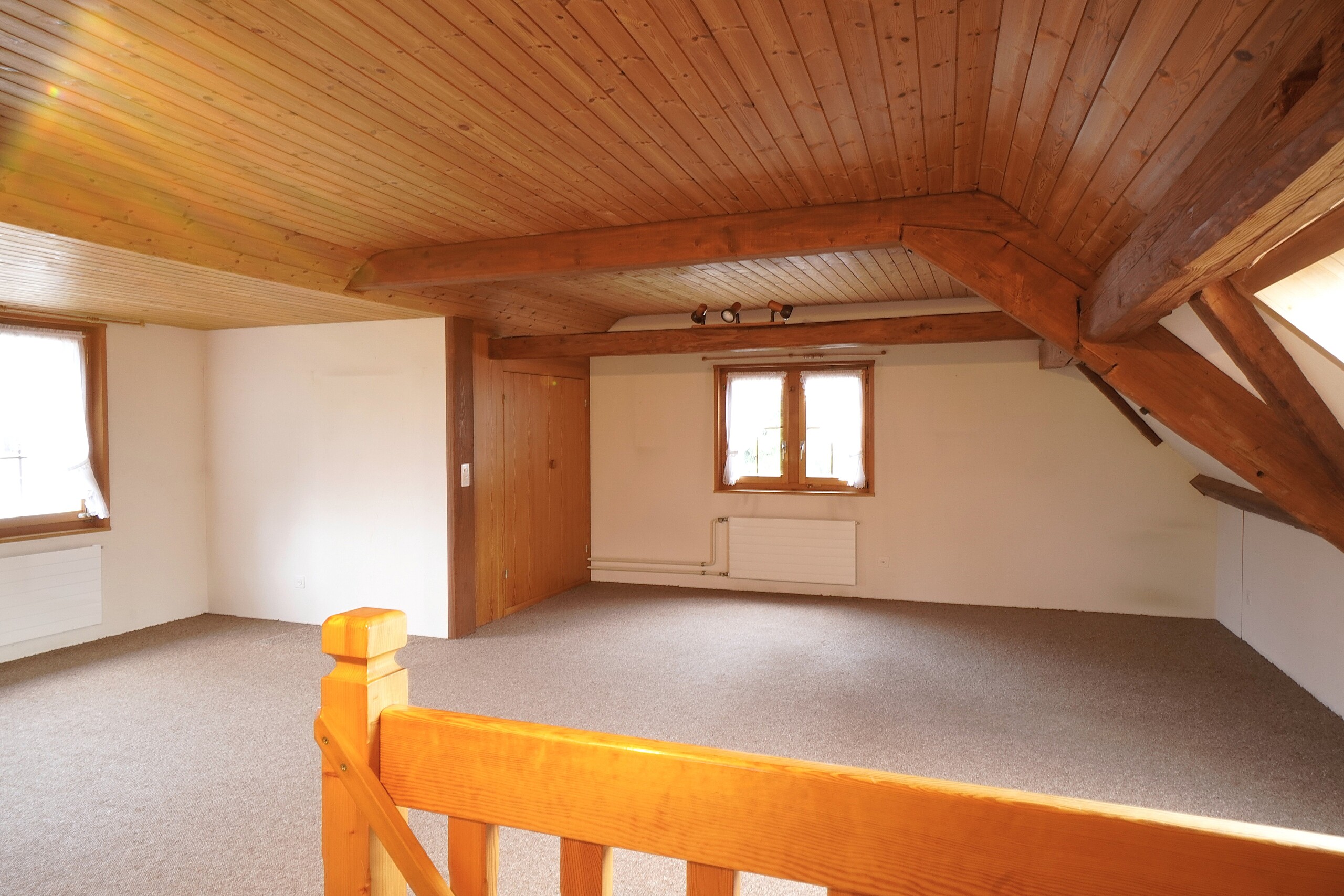 Leerer Dachraum mit Holzdecke