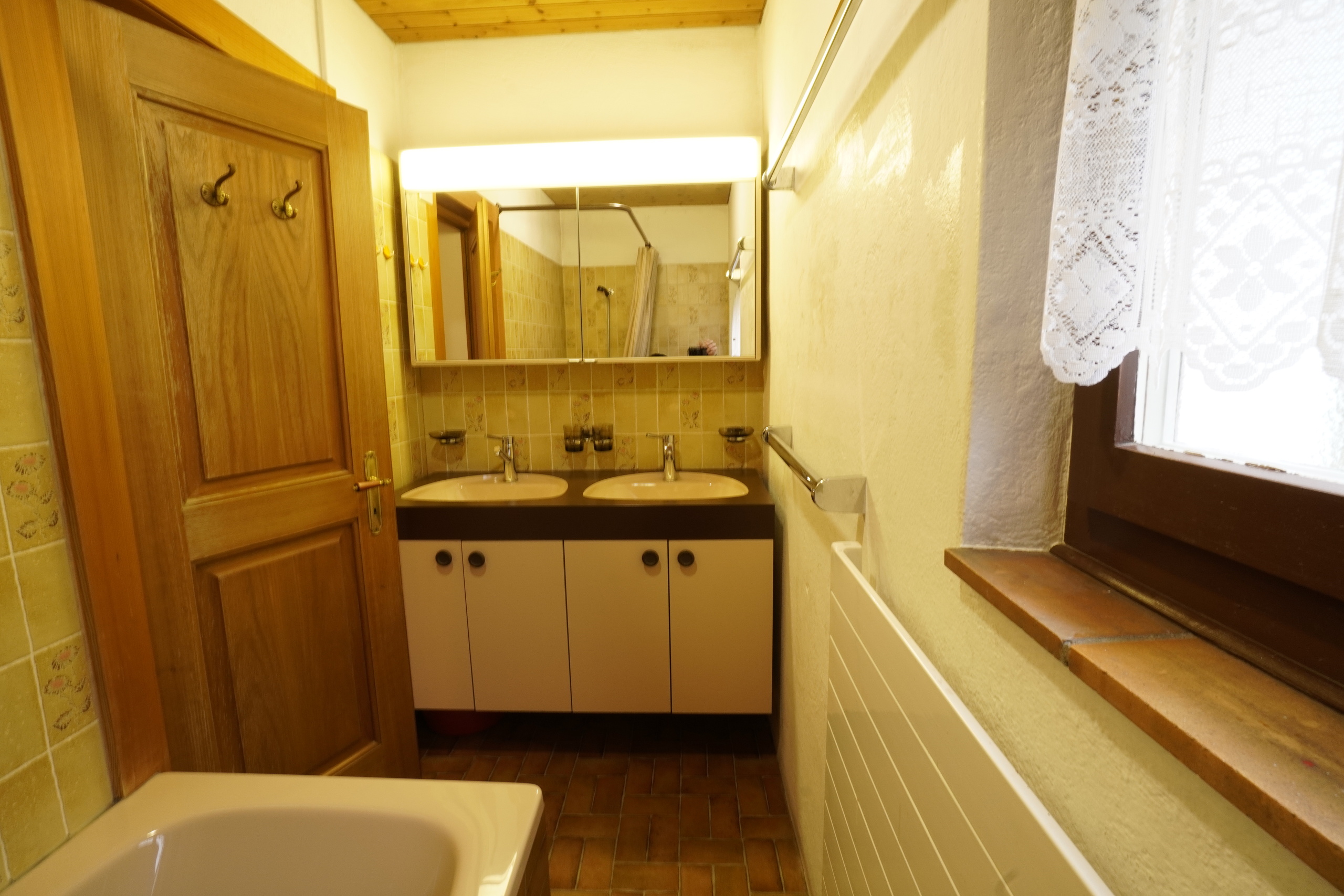 Kleines Badezimmer mit Doppelwaschtisch