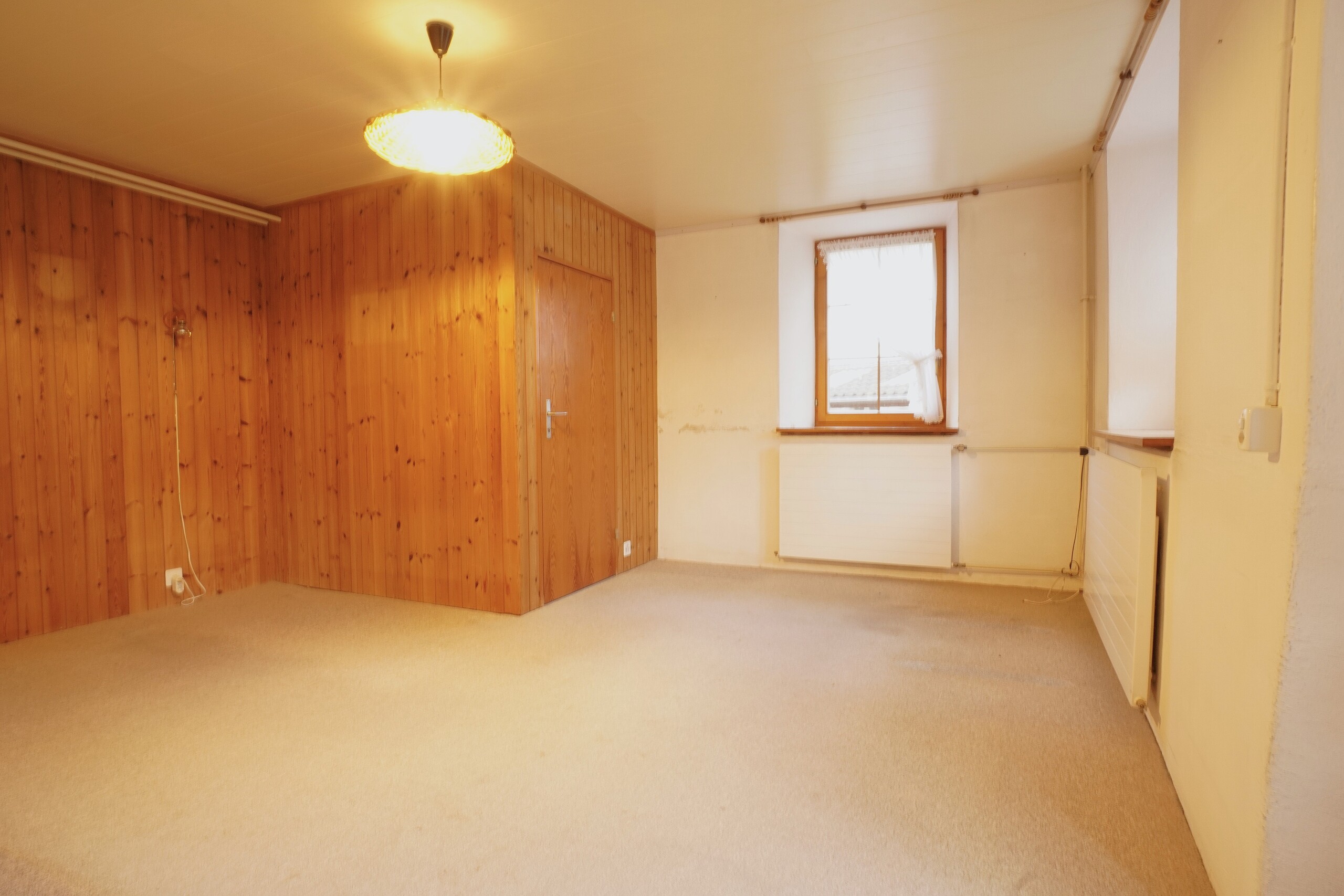 Leerer Wohnraum mit Holzverkleidung
