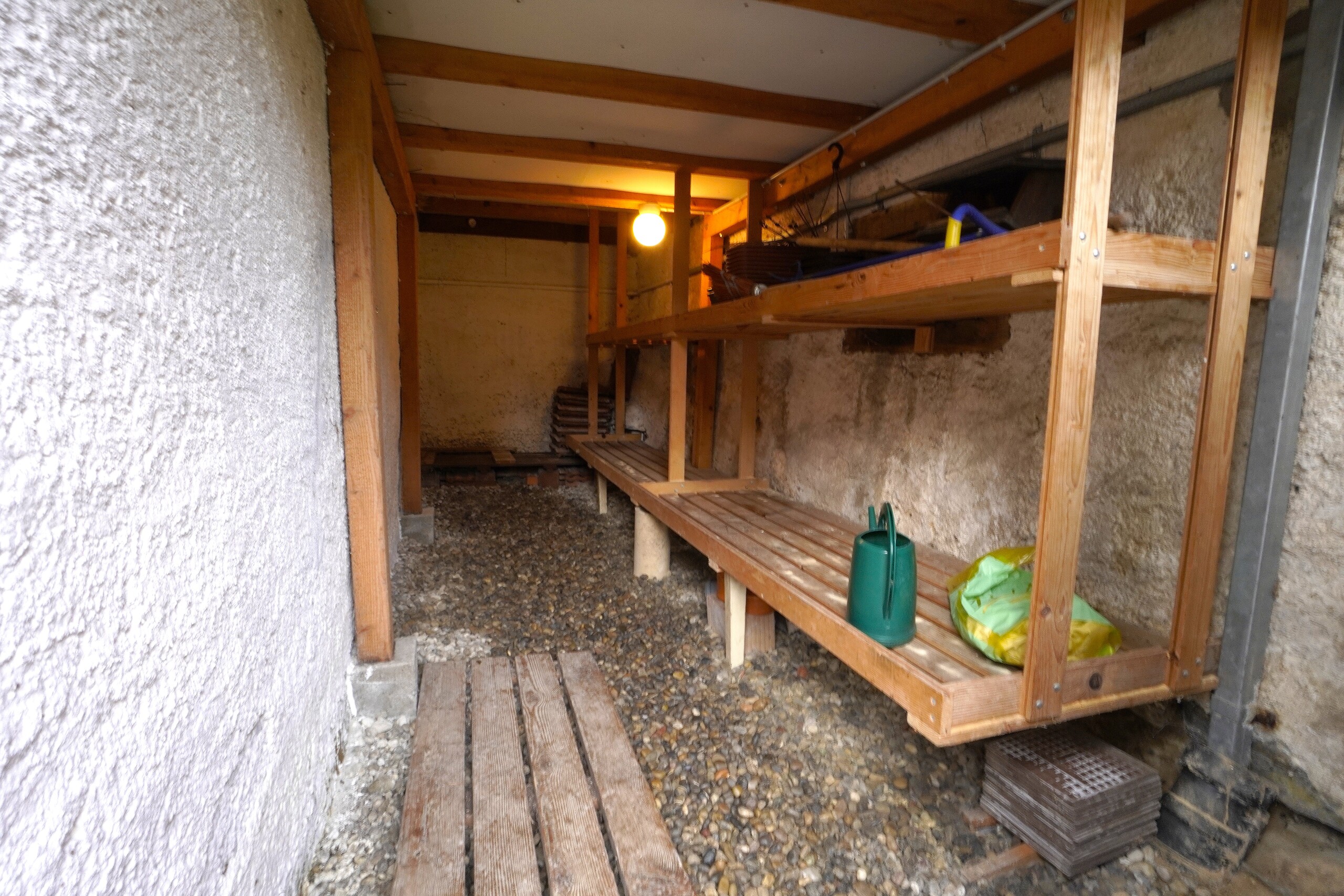 Kleiner Keller- oder Abstellraum mit Holzregalen