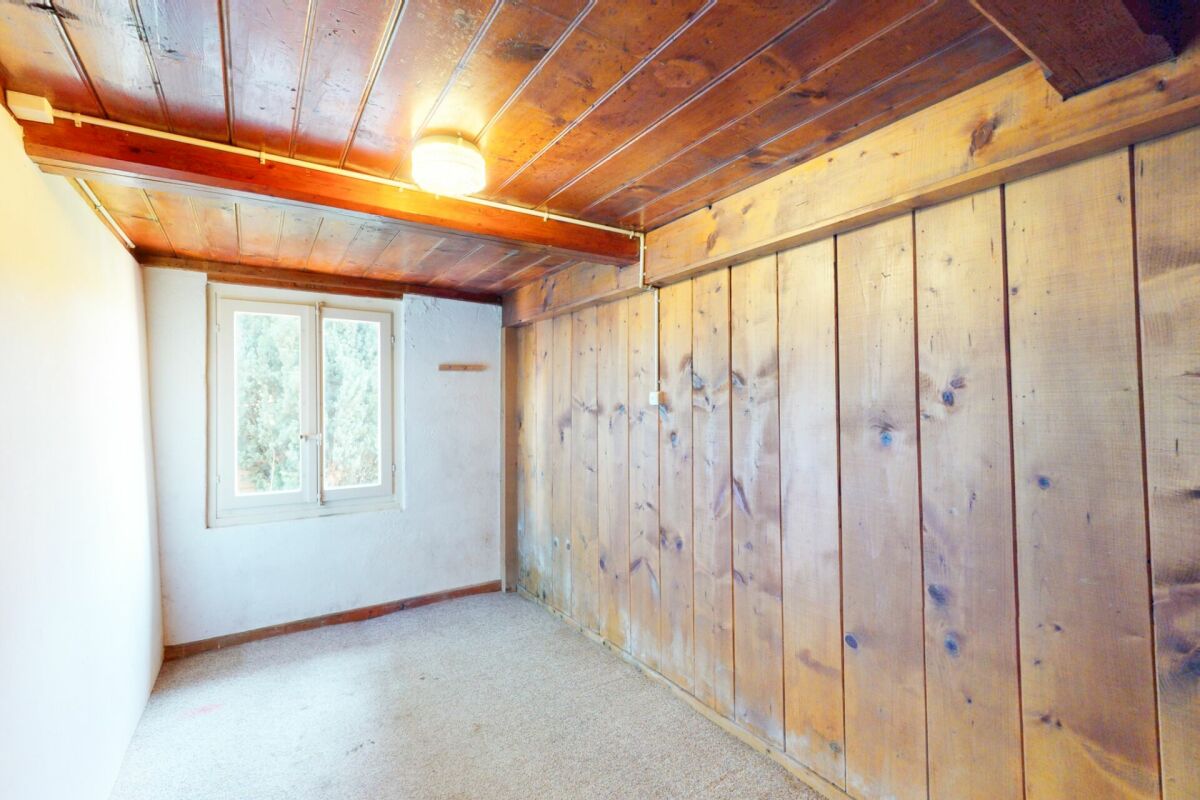 Kleiner Raum mit Holzverkleidung