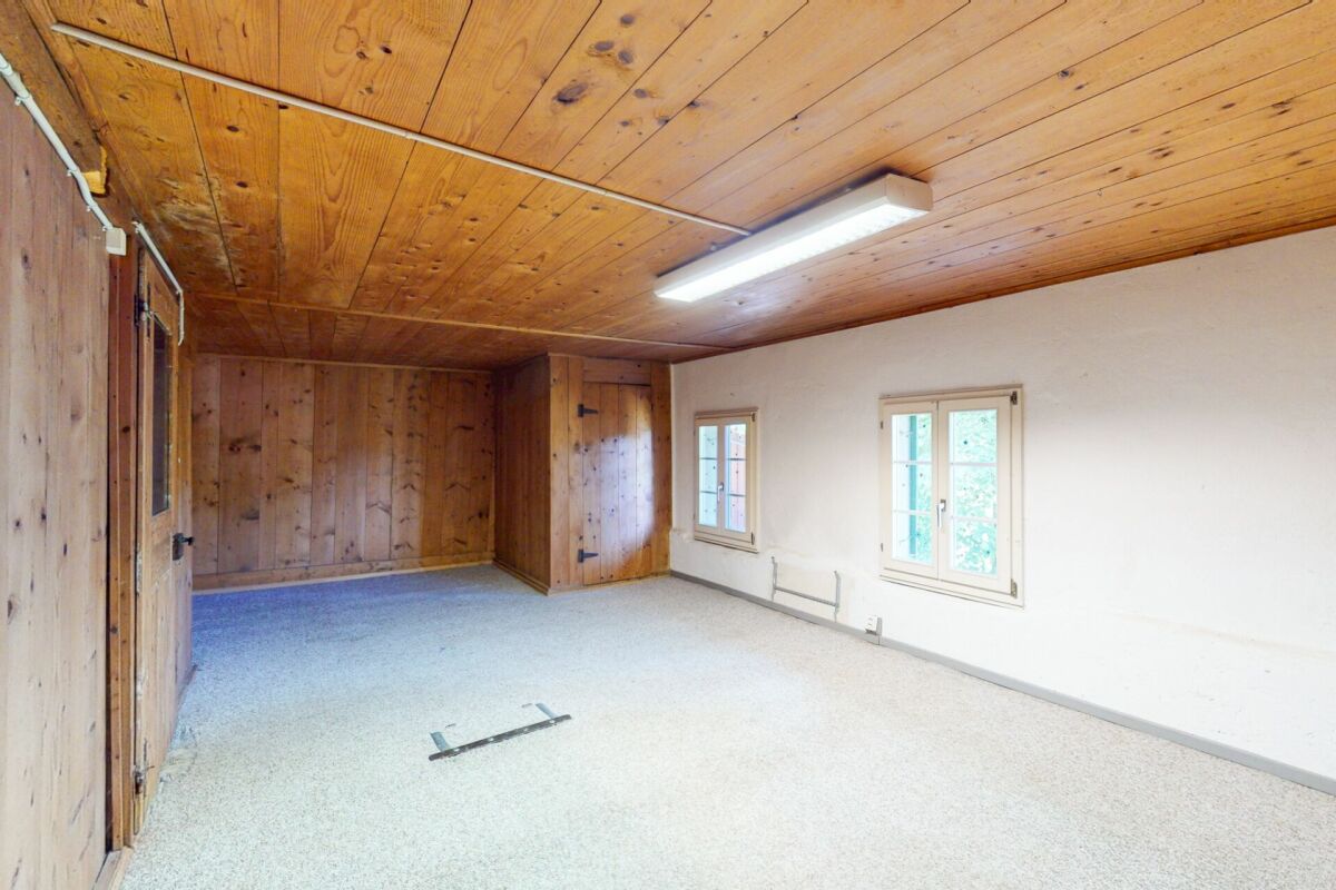 Holzvertäunter Raum mit Teppichboden