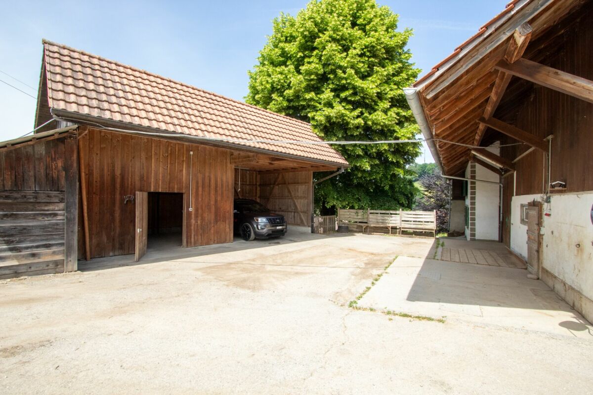 Ländlicher Hof mit Scheunen und Innenhof