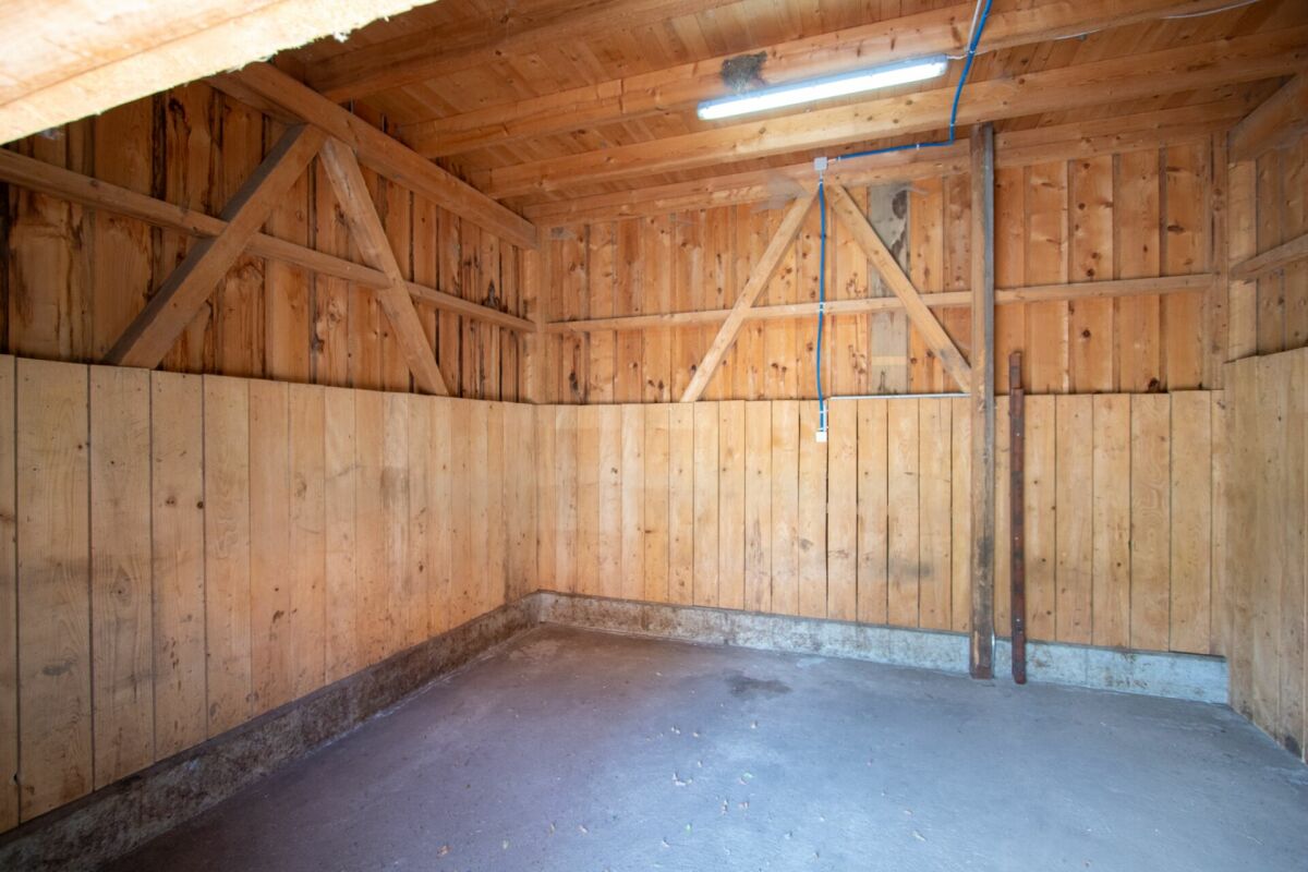 Holzschuppen/Innenraum mit leerem Betonboden