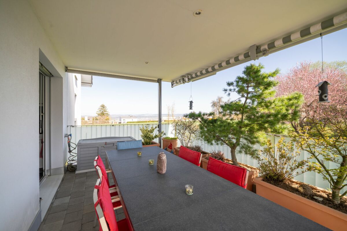 Überdachte Terrasse mit Esstisch
