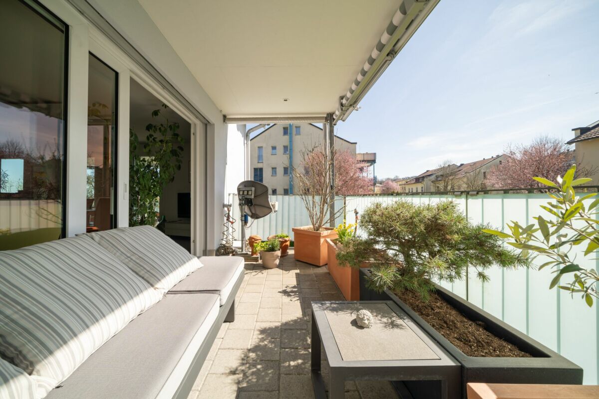 Balkon mit Sitzbank und Pflanzkübeln