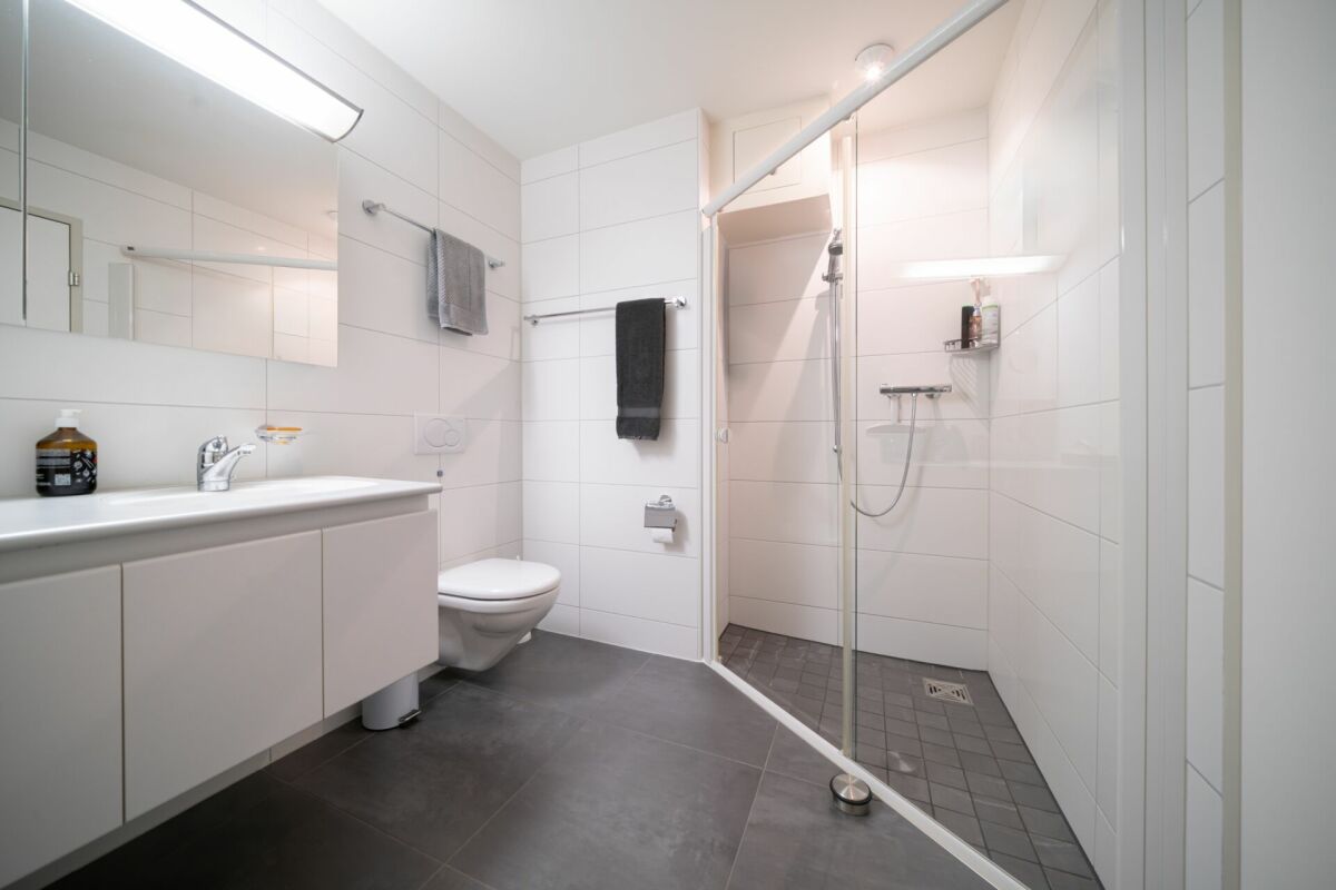 Modernes Badezimmer mit begehbarer Dusche und Waschtisch