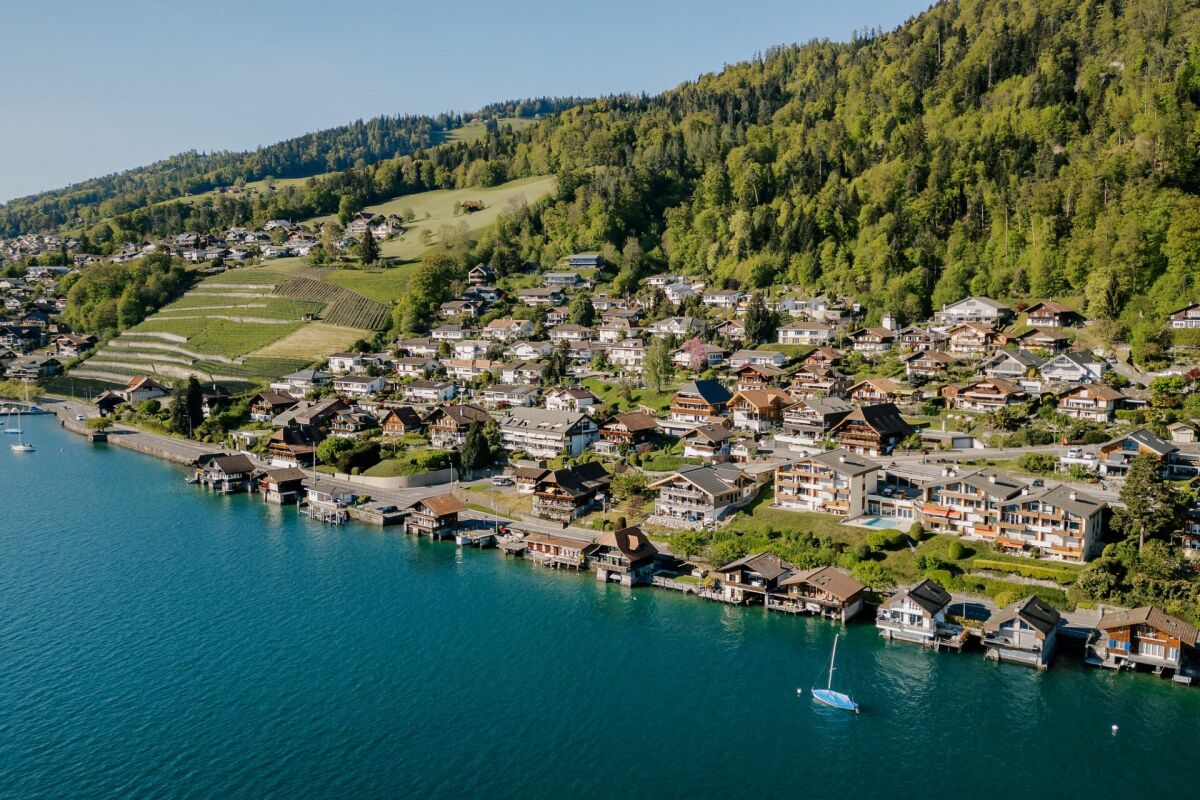 Luftaufnahme eines Seeortes mit Hanglage