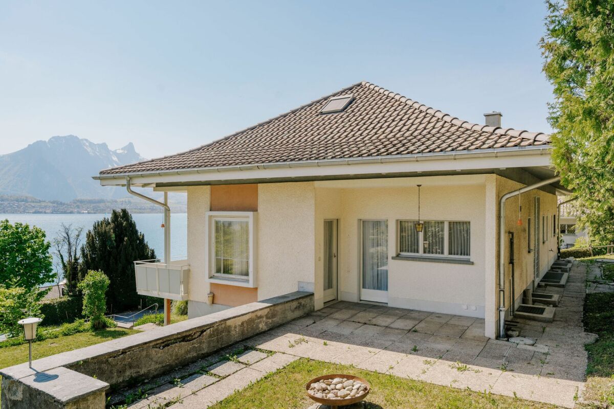 Seeblick-Terrasse eines Hauses mit Alpenpanorama