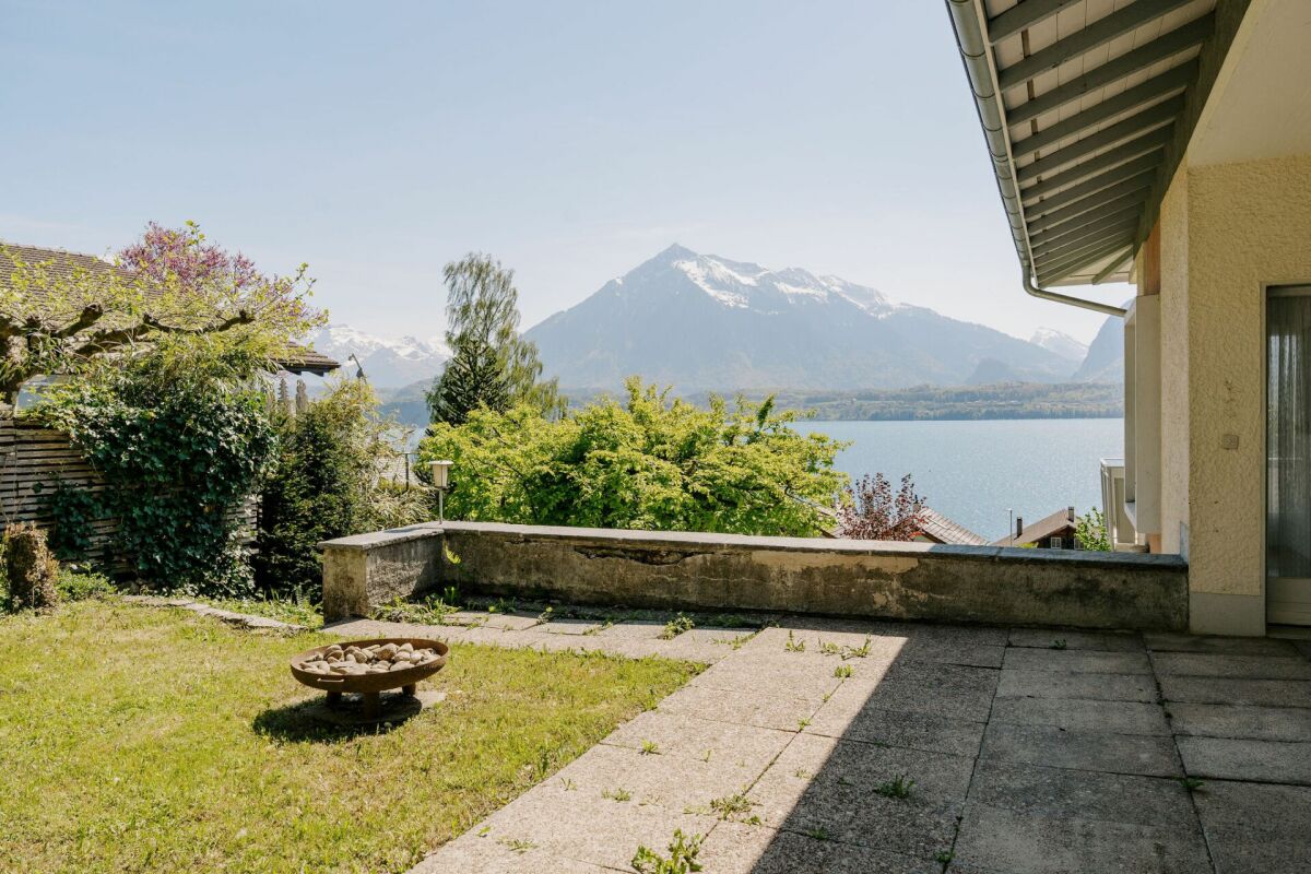 Seeblick-Terrasse mit Garten