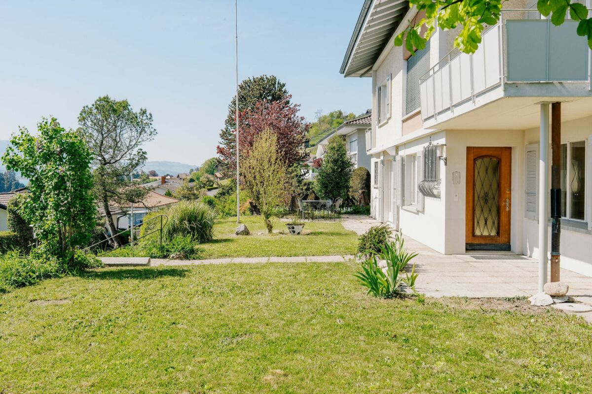 Wohnhaus mit Garten und Terrasse
