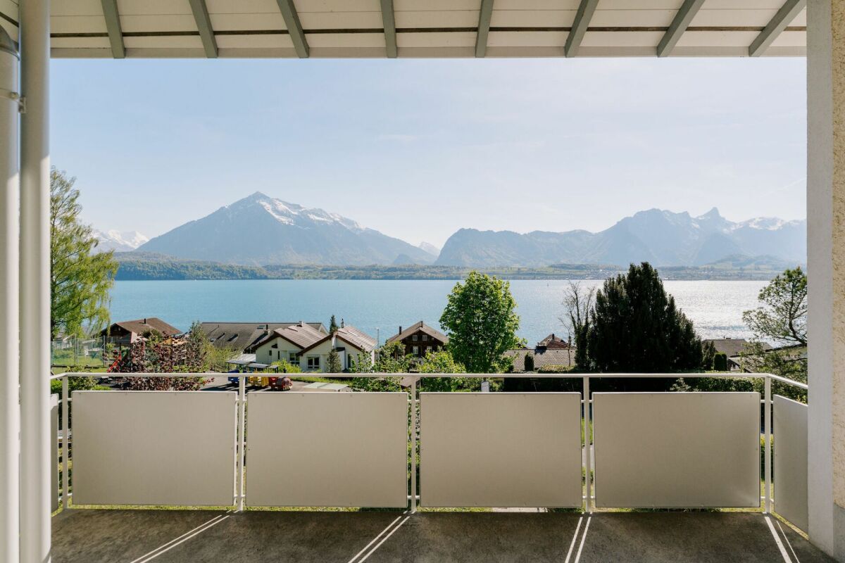Balkon mit Berg- und Seeblick