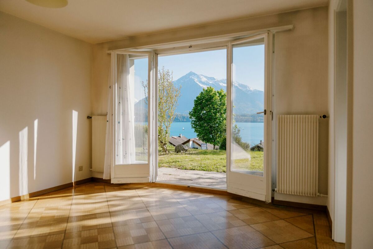 Heller leerer Wohnraum mit Seeblick und Bergblick