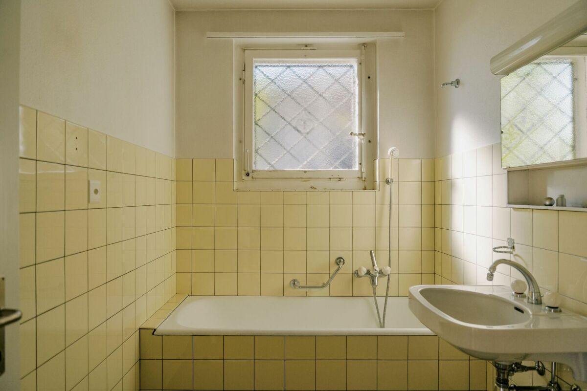 Kleines Bad mit Badewanne und Waschbecken