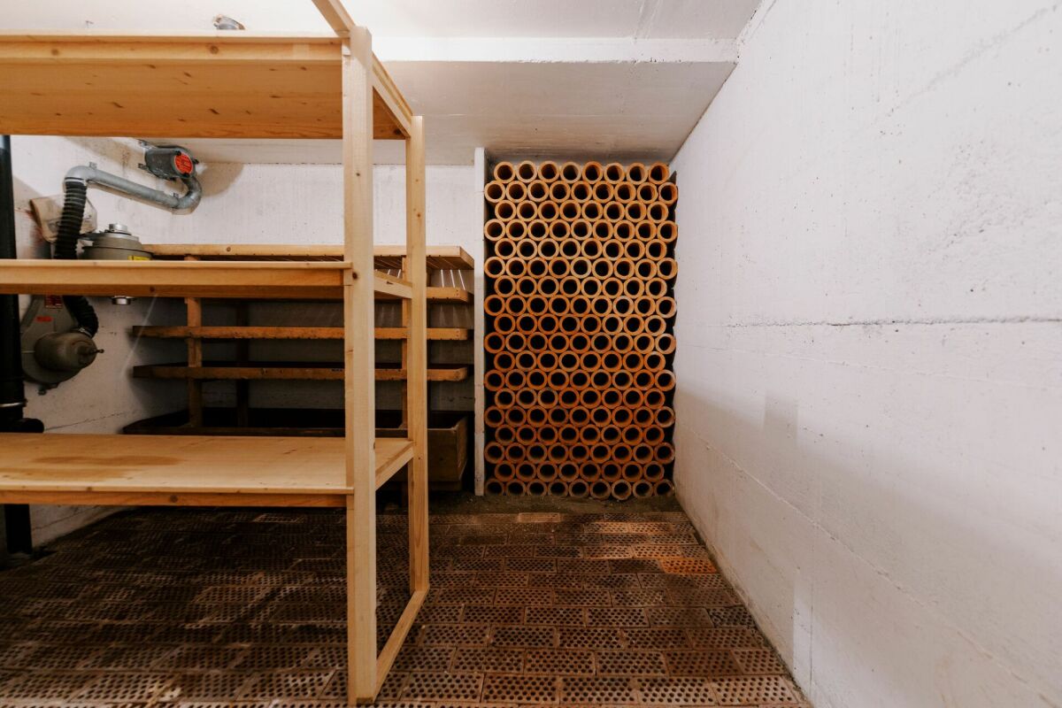 Kleiner Keller- oder Vorratsraum mit Regalen und Weinlager