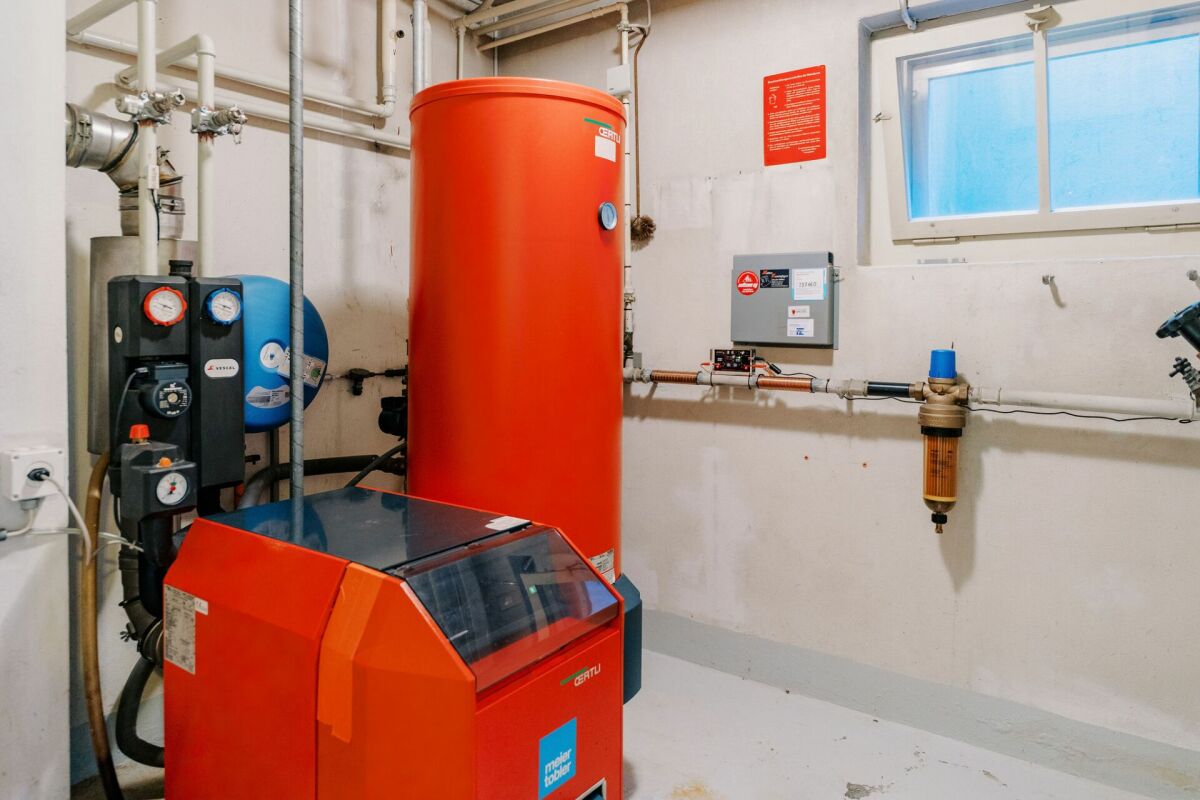 Technikraum mit Heizungsanlage