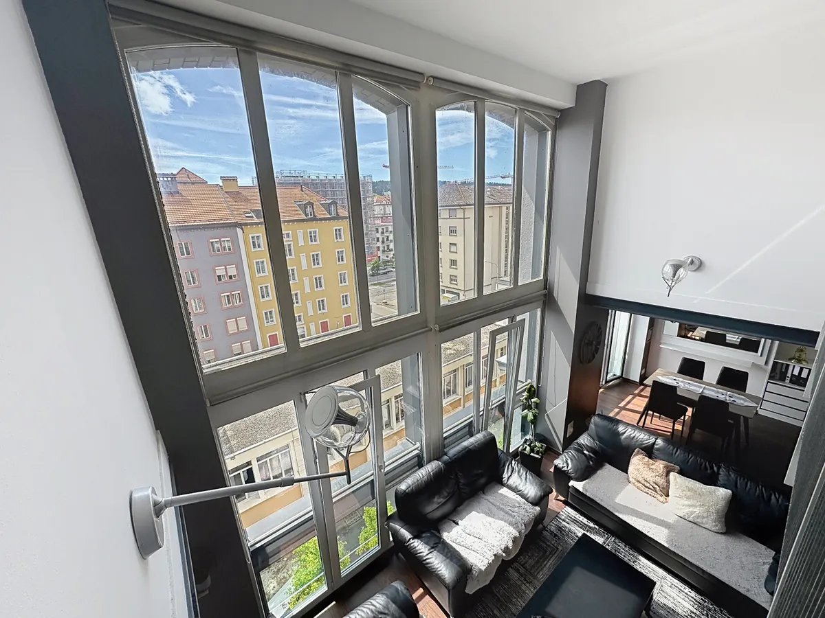 Doppelgeschossiger Wohnbereich mit großer Fensterfront