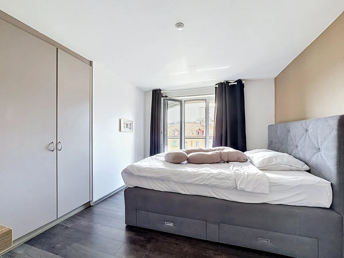 Helles Schlafzimmer mit großem Bett und Kleiderschrank