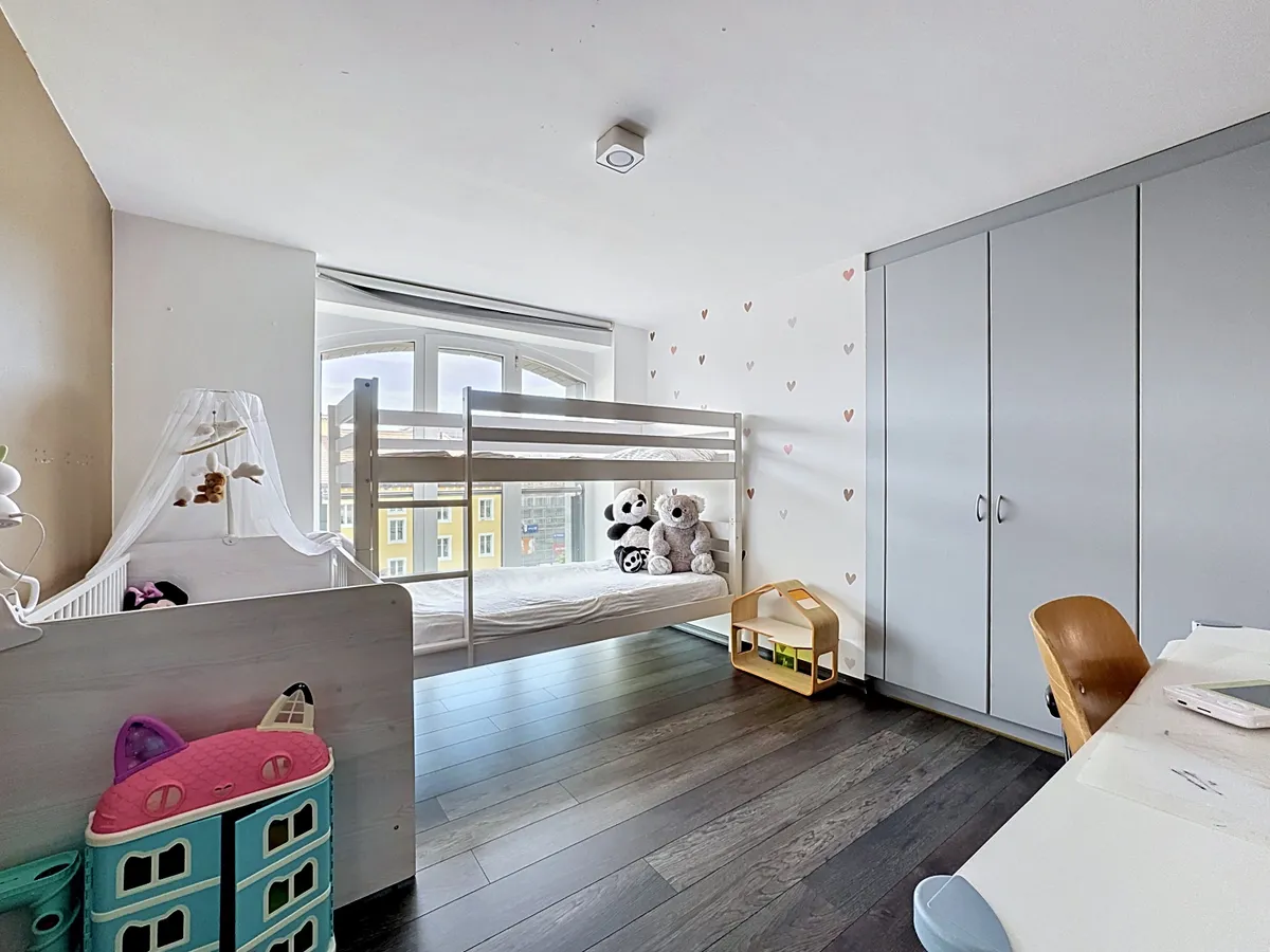 Kinderzimmer mit Hochbett und Kleiderschrank