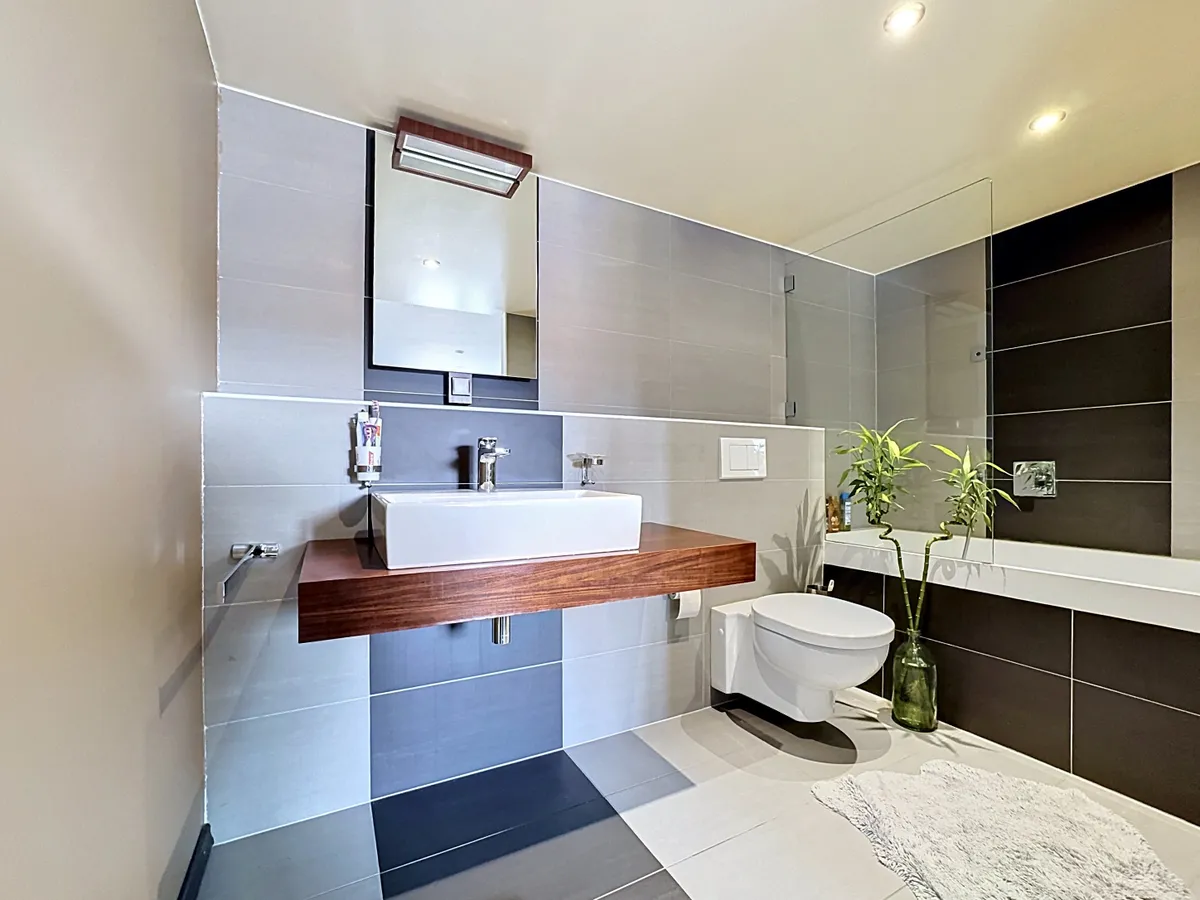 Modernes Badezimmer mit WC und Waschtisch