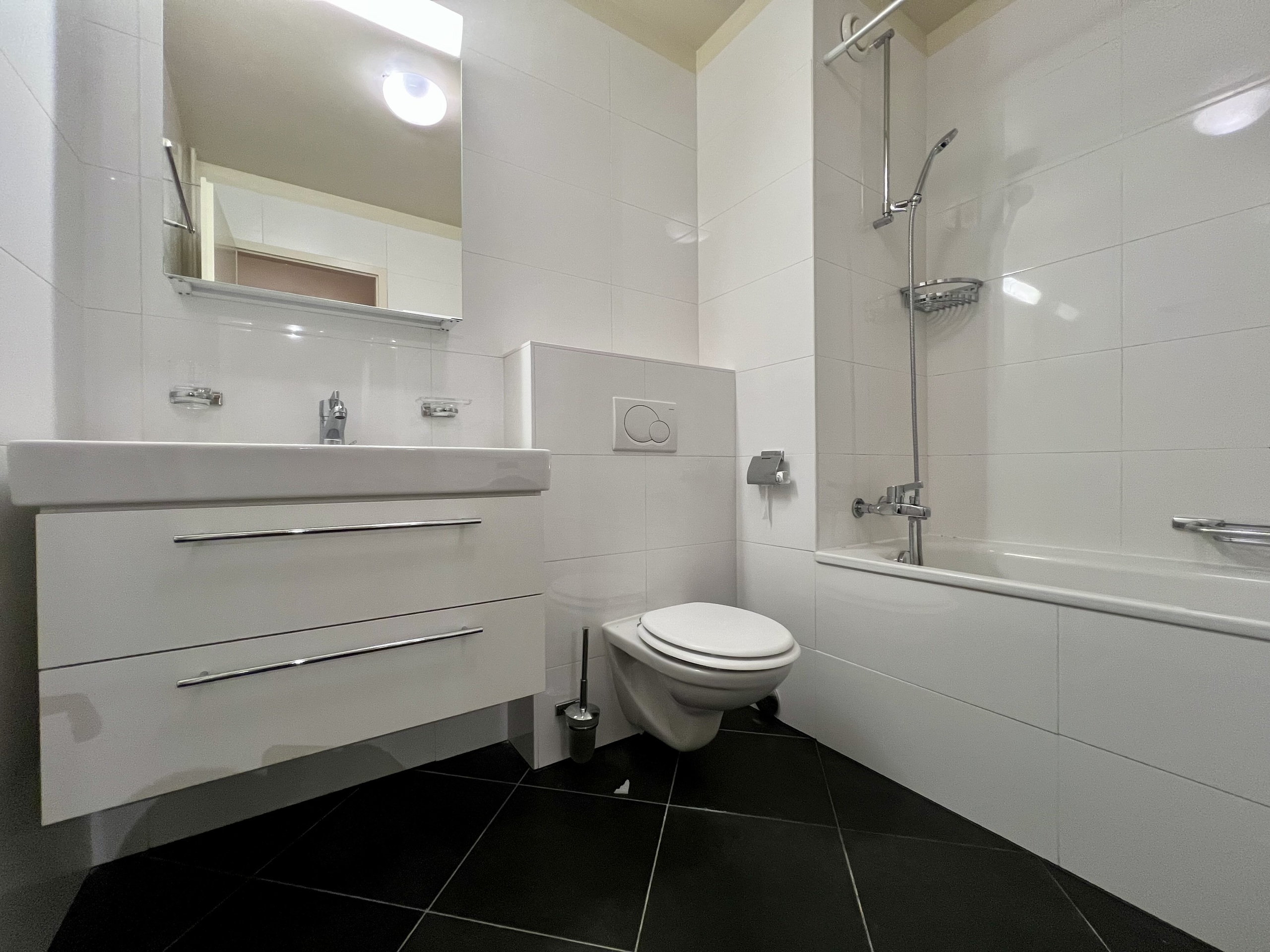 Modernes Badezimmer mit Wanne und WC