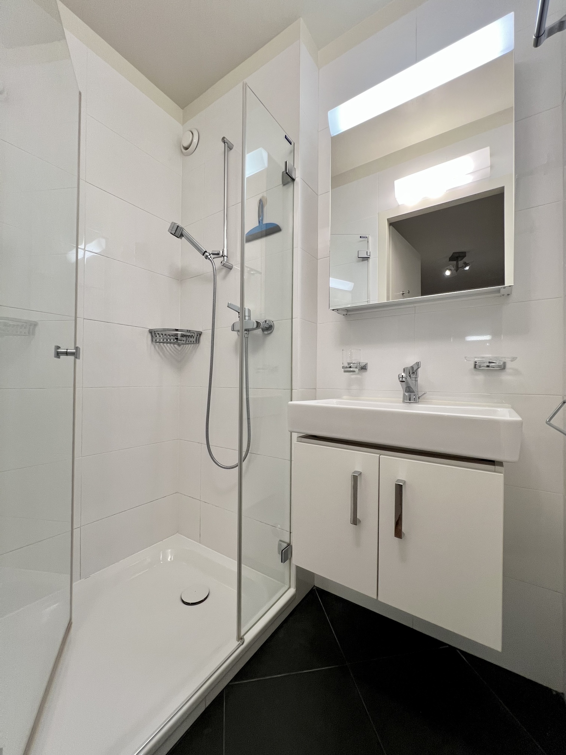 Modernes Badezimmer mit Dusche und Waschtisch