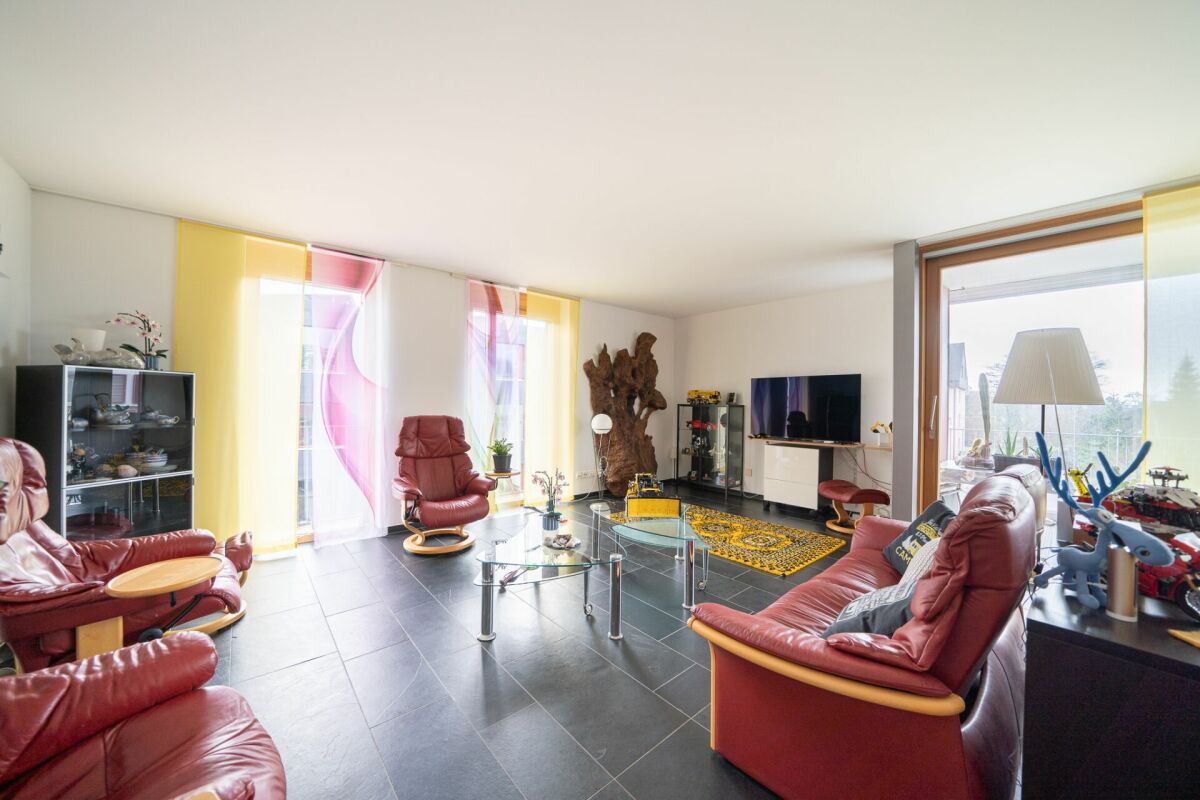 Großzügiges Wohnzimmer mit Terrassenzugang