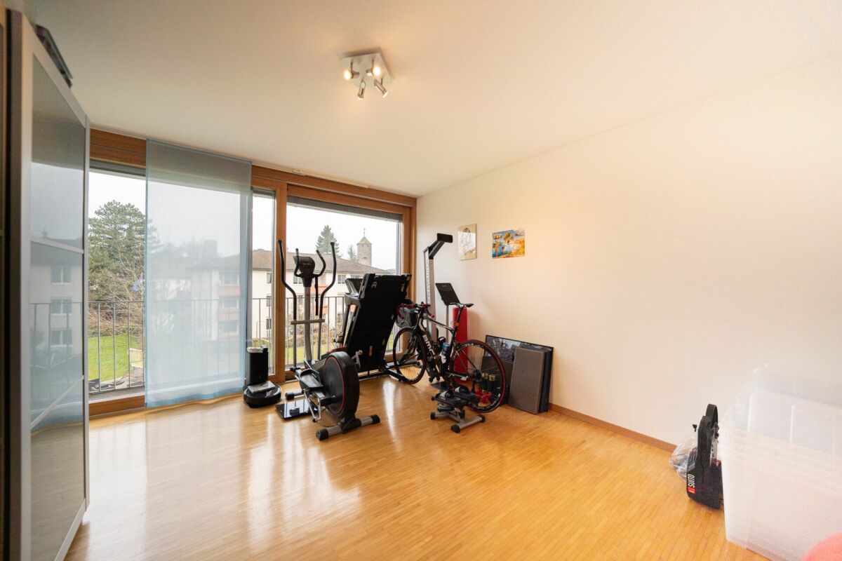 Heller Mehrzweckraum mit Sportgeräten