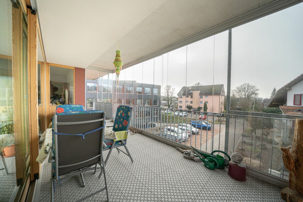 Überdachter Balkon mit Blick ins Wohnumfeld