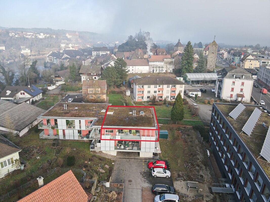 Luftaufnahme eines Wohngebiets mit markiertem Gebäude
