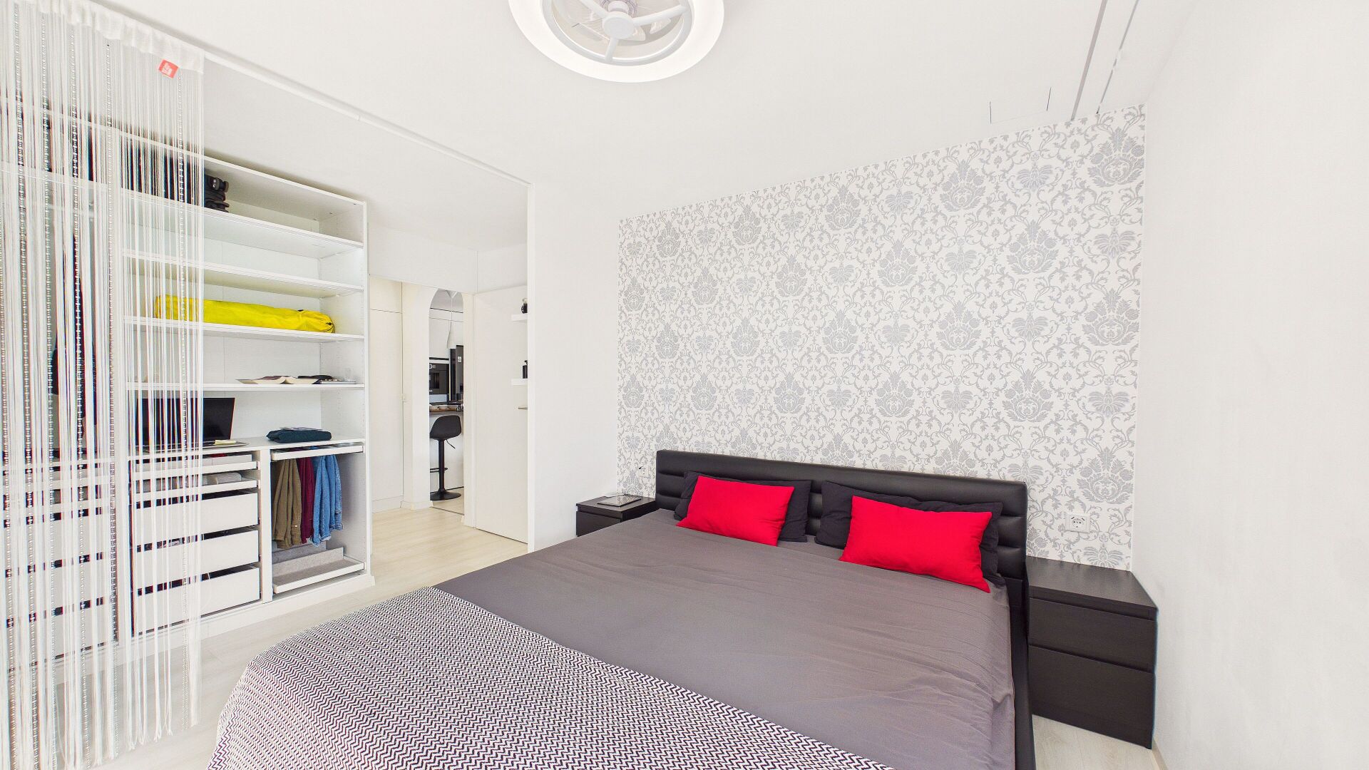 Modernes Schlafzimmer mit begehbarem Kleiderschrank