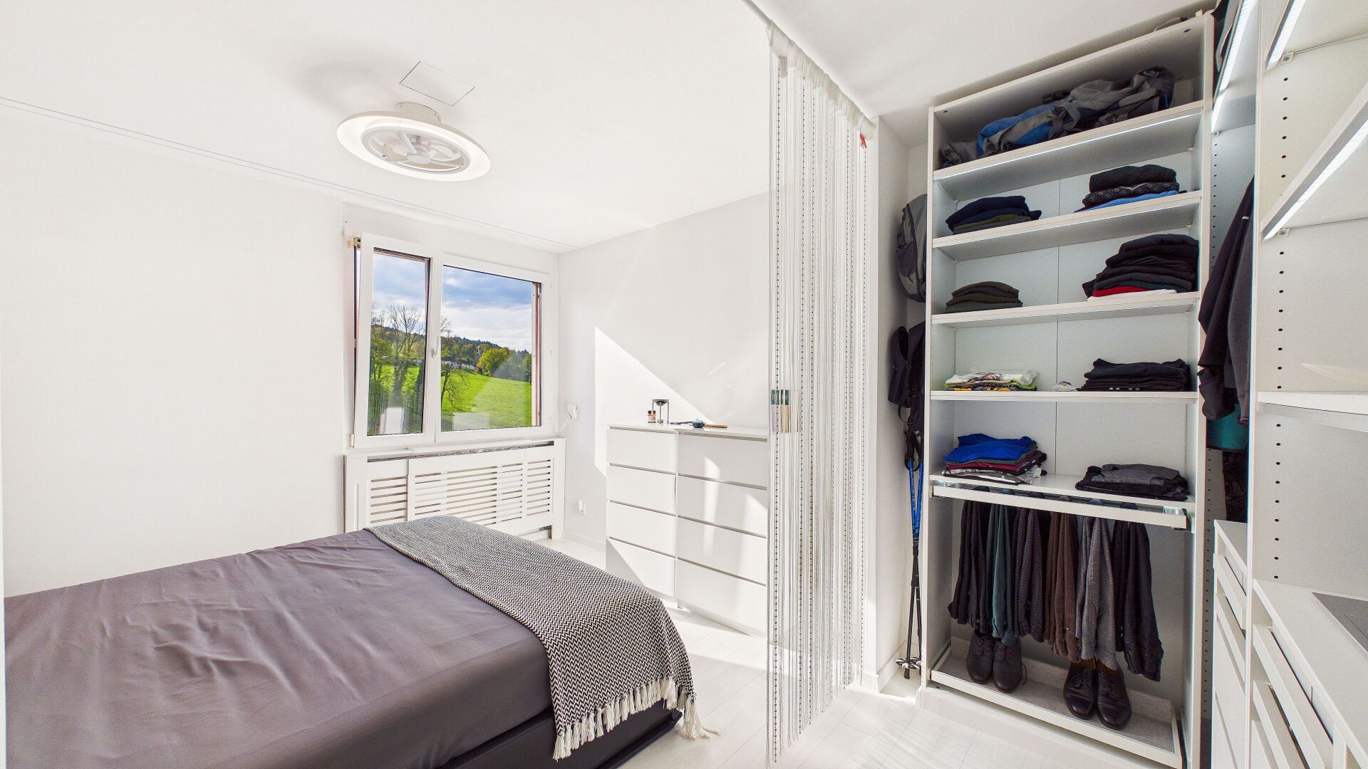 Helles Schlafzimmer mit Ankleidebereich