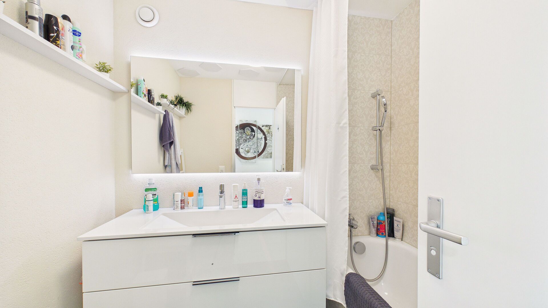 Modernes Badezimmer mit Badewanne und Waschtisch